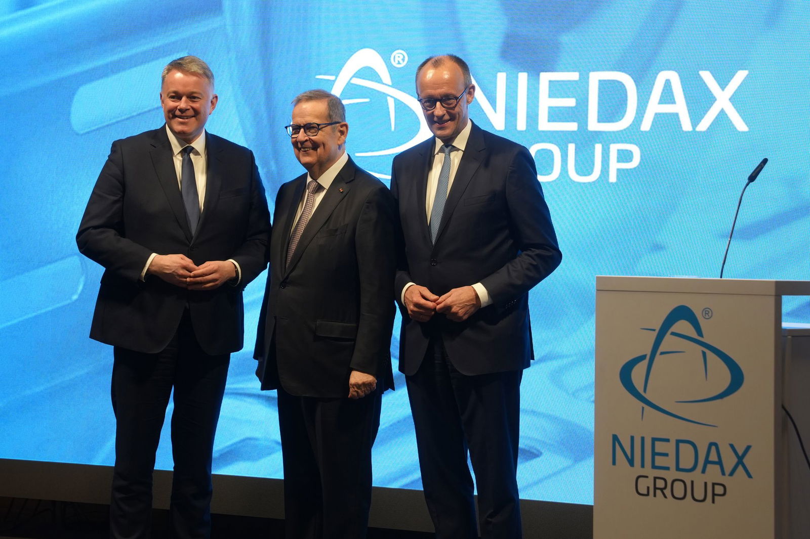 Hochrangige Politiker kommen zur Eröffnung des neuen Niedax-Standorts.