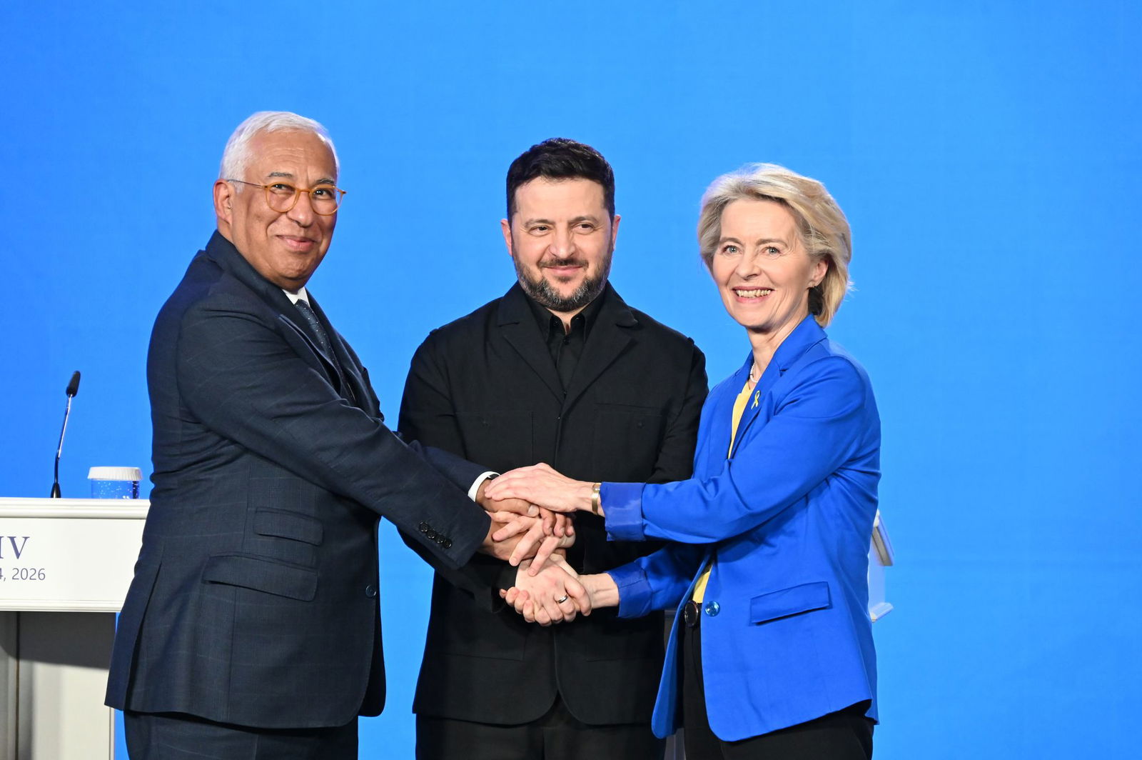 Versprachen dem ukrainischen Präsidenten Wolodymyr Selenskyj zum Jahrestag des russischen Angriffskrieges weitere Unterstützung: EU-Kommissionspräsidentin Ursula von der Leyen (r) und EU-Ratspräsident António Costa (l).