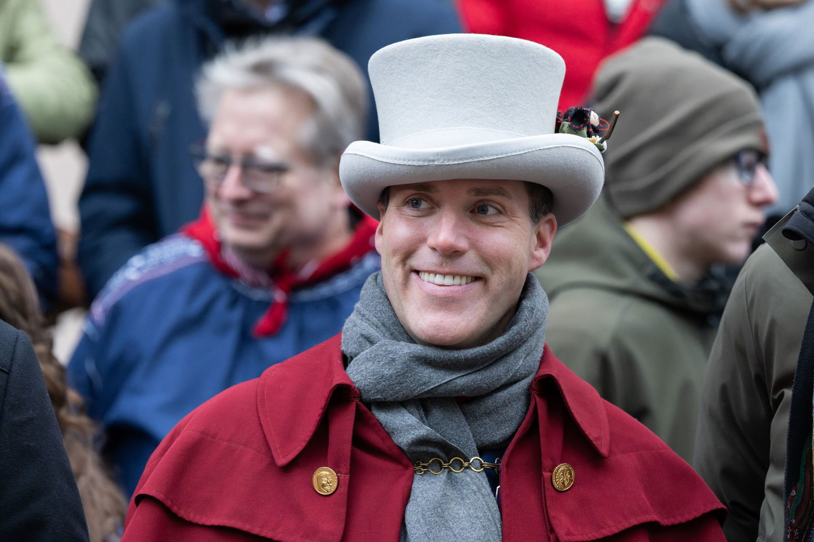 Das bunte Fastnachtstreiben zieht auch Prominenz wie den CDU-Spitzenkandidaten Manuel Hagel an. 