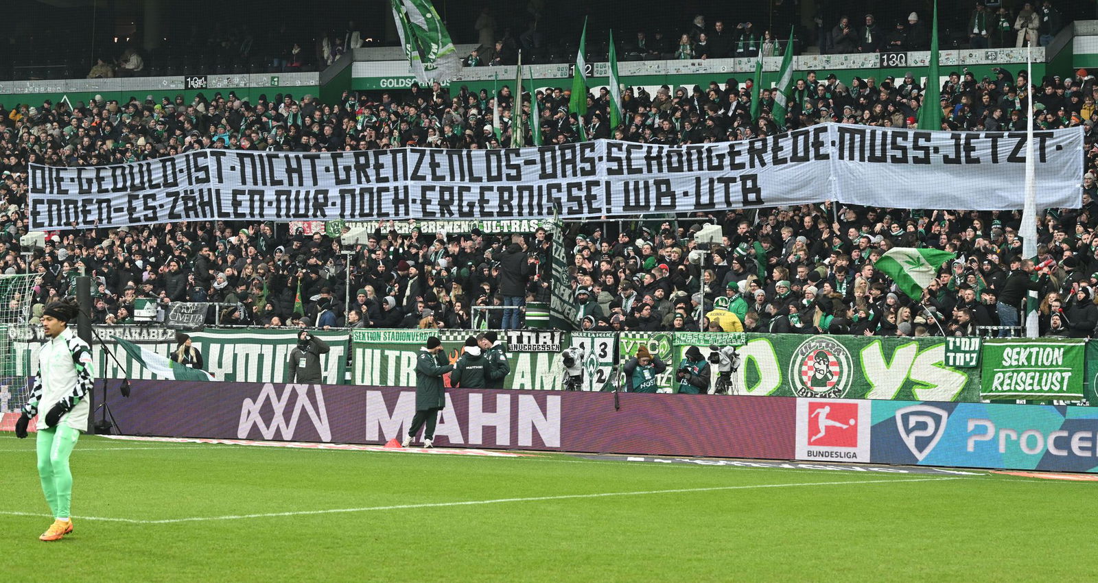 Fans protestieren im Weserstadion.