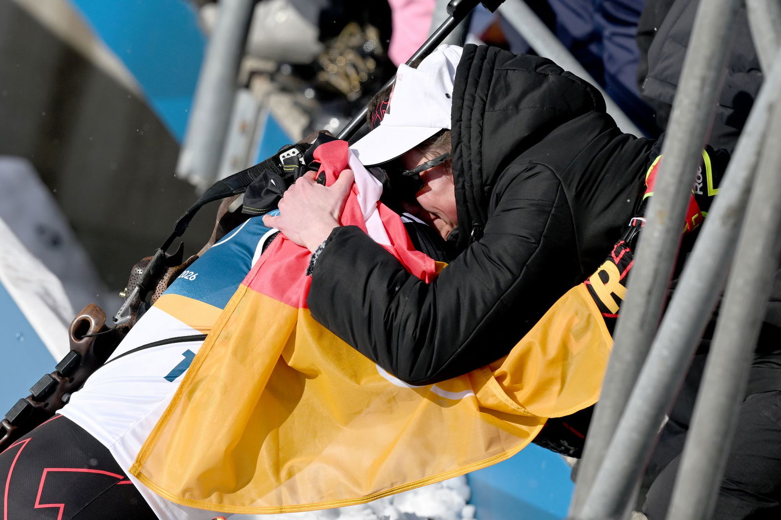 Philipp Horn wird im Ziel von seiner weinenden Ehefrau Antonia getröstet.