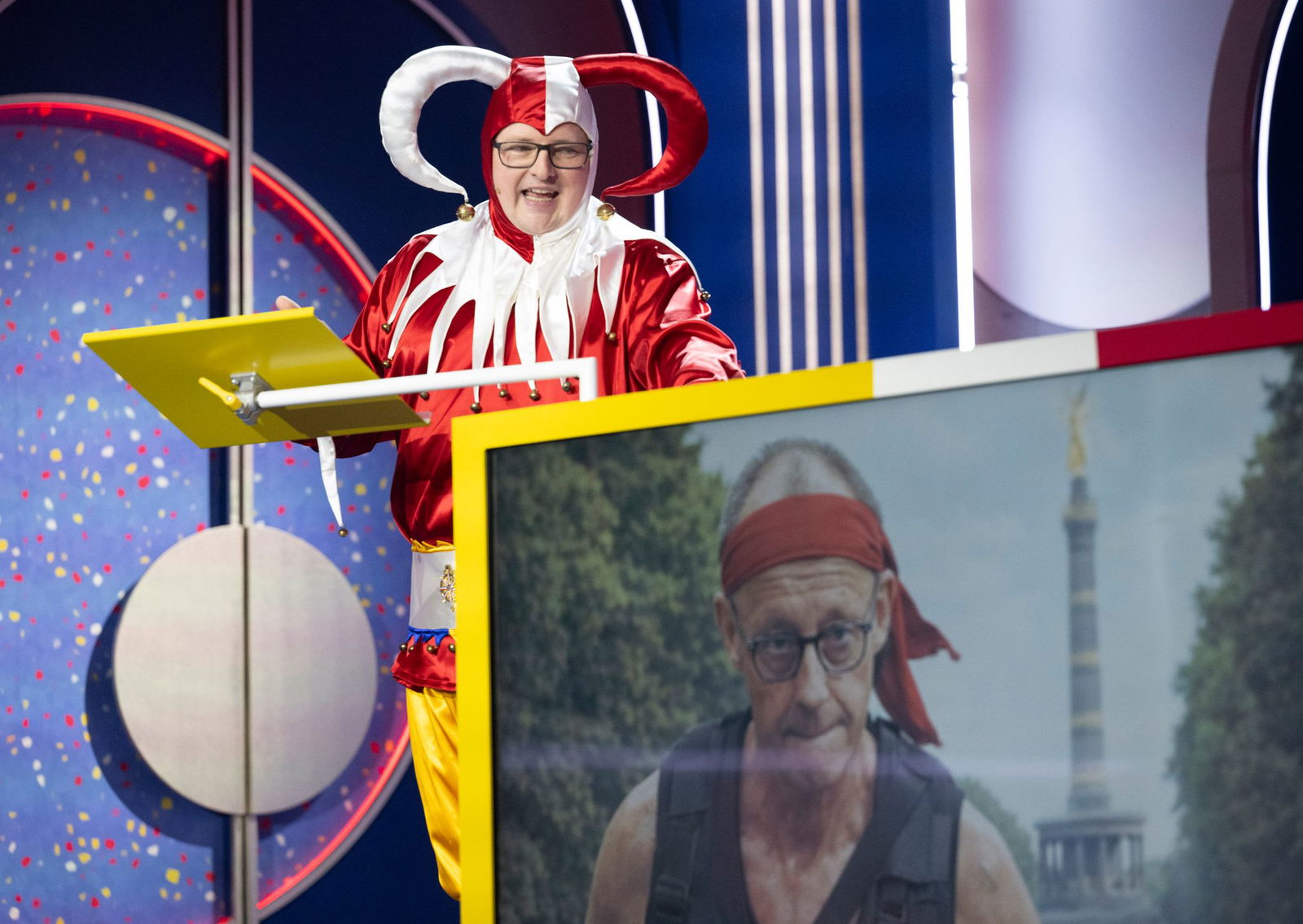 Florian Sitte hält der Politik als Till den Spiegel vor und bringt Kanzler Merz mal in anderem Look ins Bild. 