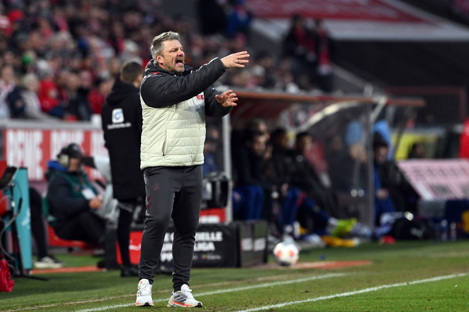 Kölns Trainer Lukas Kwasniok reist mit seiner Mannschaft frühzeitig in Richtung Stuttgart.