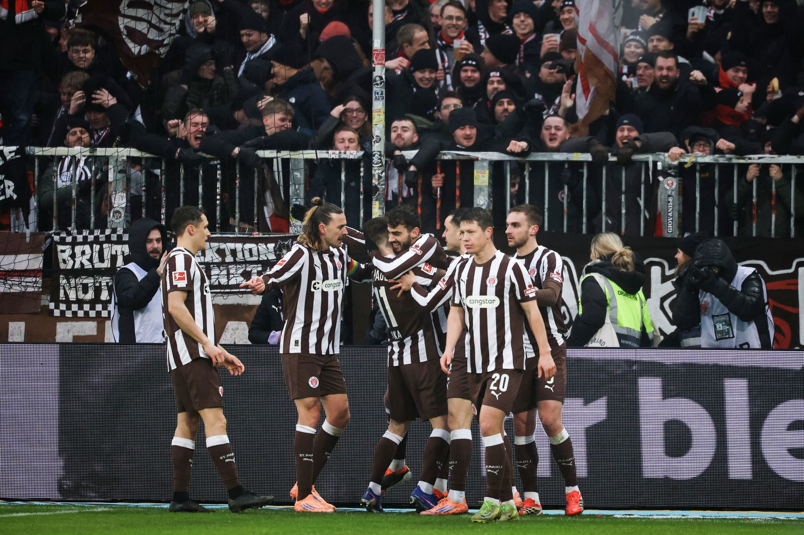 Erlösend: St. Paulis Spieler feiern das 2:0 gegen den VfB.