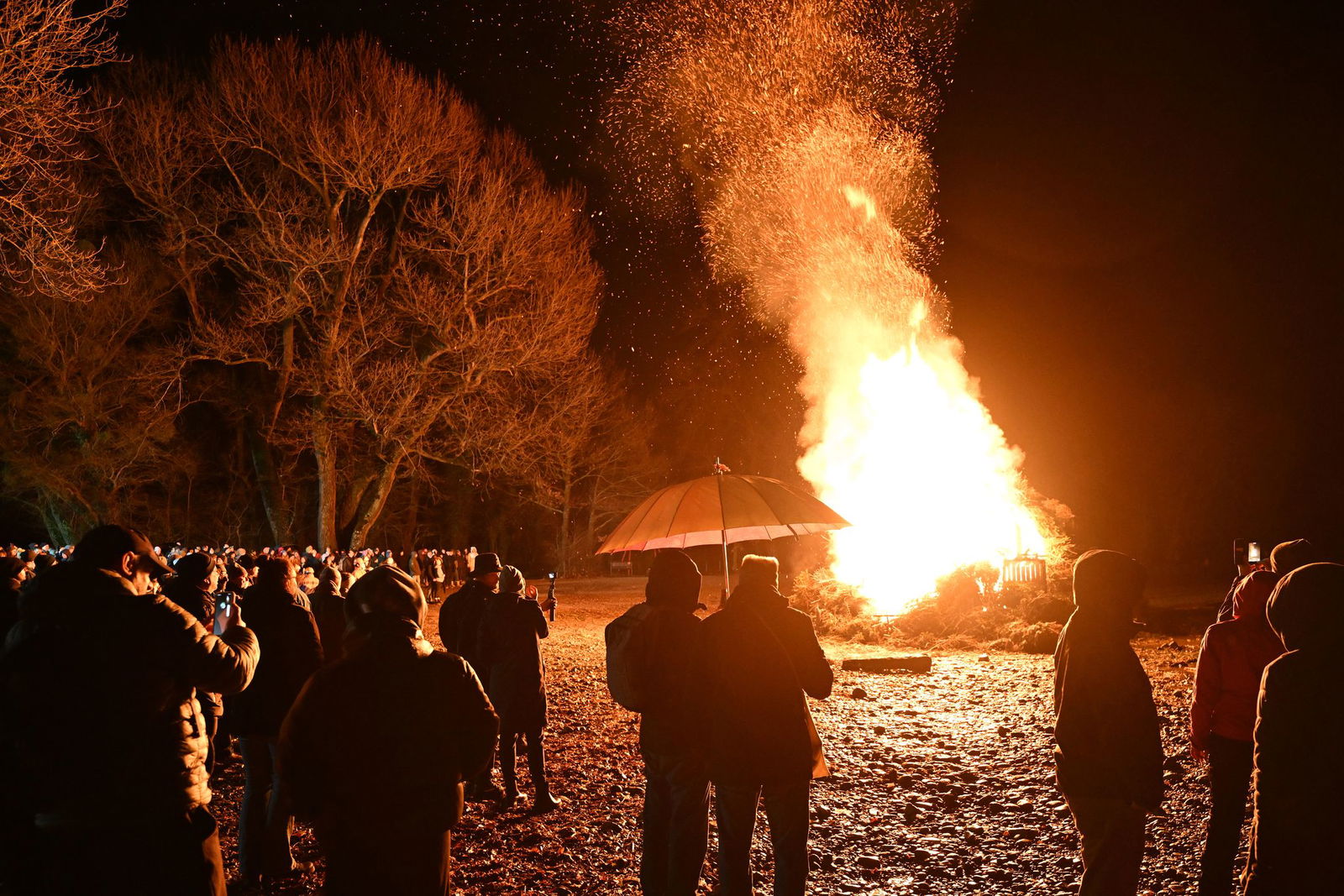 Hunderte Besucher schauen sich das Funkenfeuer an, das am Abend am Ufer des Bodensees am Malereck angezündet wurde.