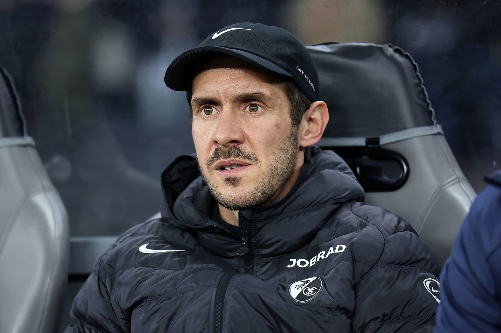 Dieses Mal kein Platz auf der Bank: Freiburgs Trainer Schuster ist in Hoffenheim gesperrt.
