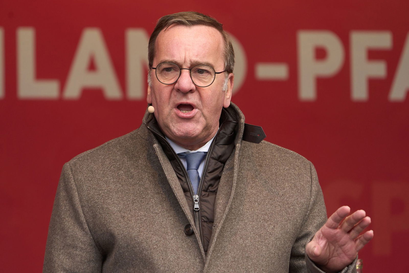 Der SPD-Politiker wolle mit der Leitung des Hauses und mit Mitarbeitern sprechen, teilte das Verteidigungsministerium mit. (Archivbild)