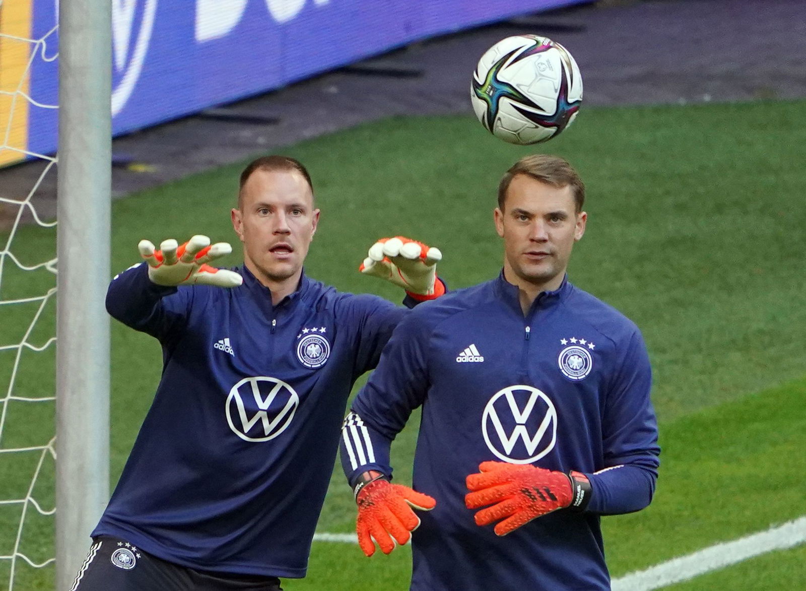 Marc-André ter Stegen (l) stand immer im Schatten von Manuel Neuer. (Archivbild)