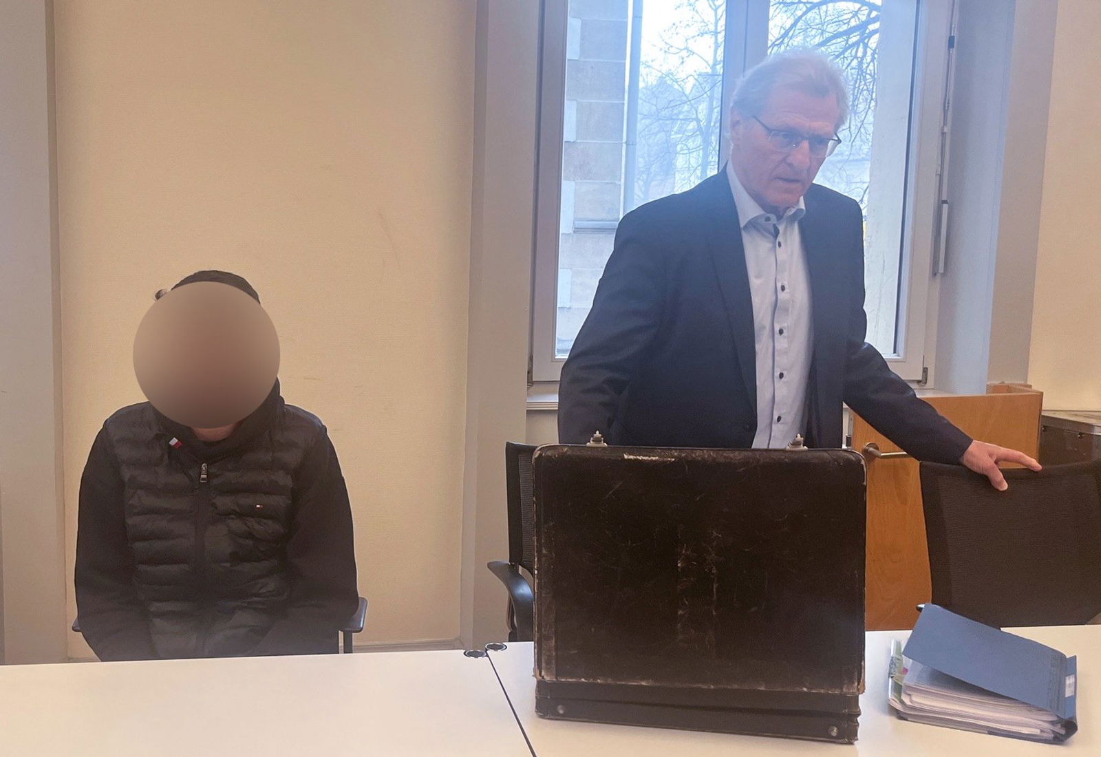 Ein junger Mann steht vor Gericht, weil er mit großer Geschwindigkeit gegen einen Motorroller prallte, auf dem eine 17-Jährige saß.