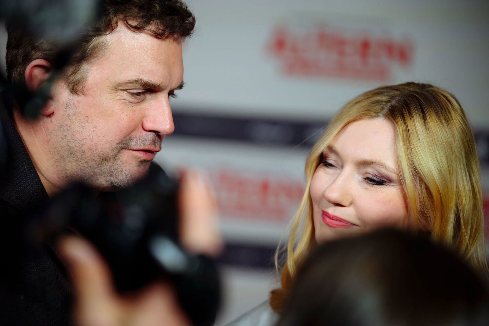 Schauspieler Sebastian Bezzel kommt mit seiner Frau und Schauspielerin Johanna Christine Gehlen auf den roten Teppich zur Premiere des Films.