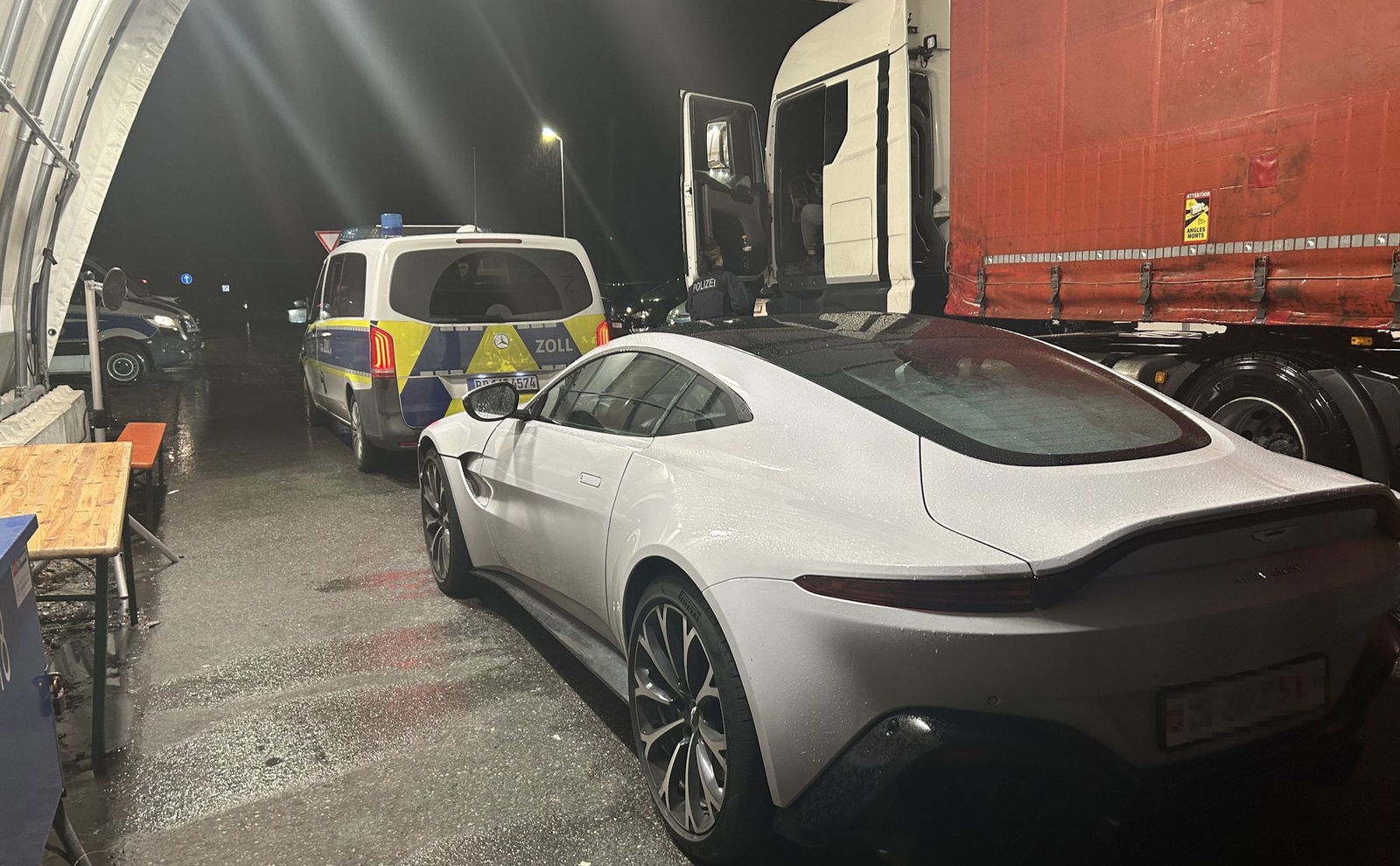 Weil der Fahrer seinen Aston Martin nicht für die Einfuhr in die EU angemeldet hatte, musste er den Wagen abgeben, bis er die Zollgebühren in Höhe von 23.000 Euro bezahlen konnte. 