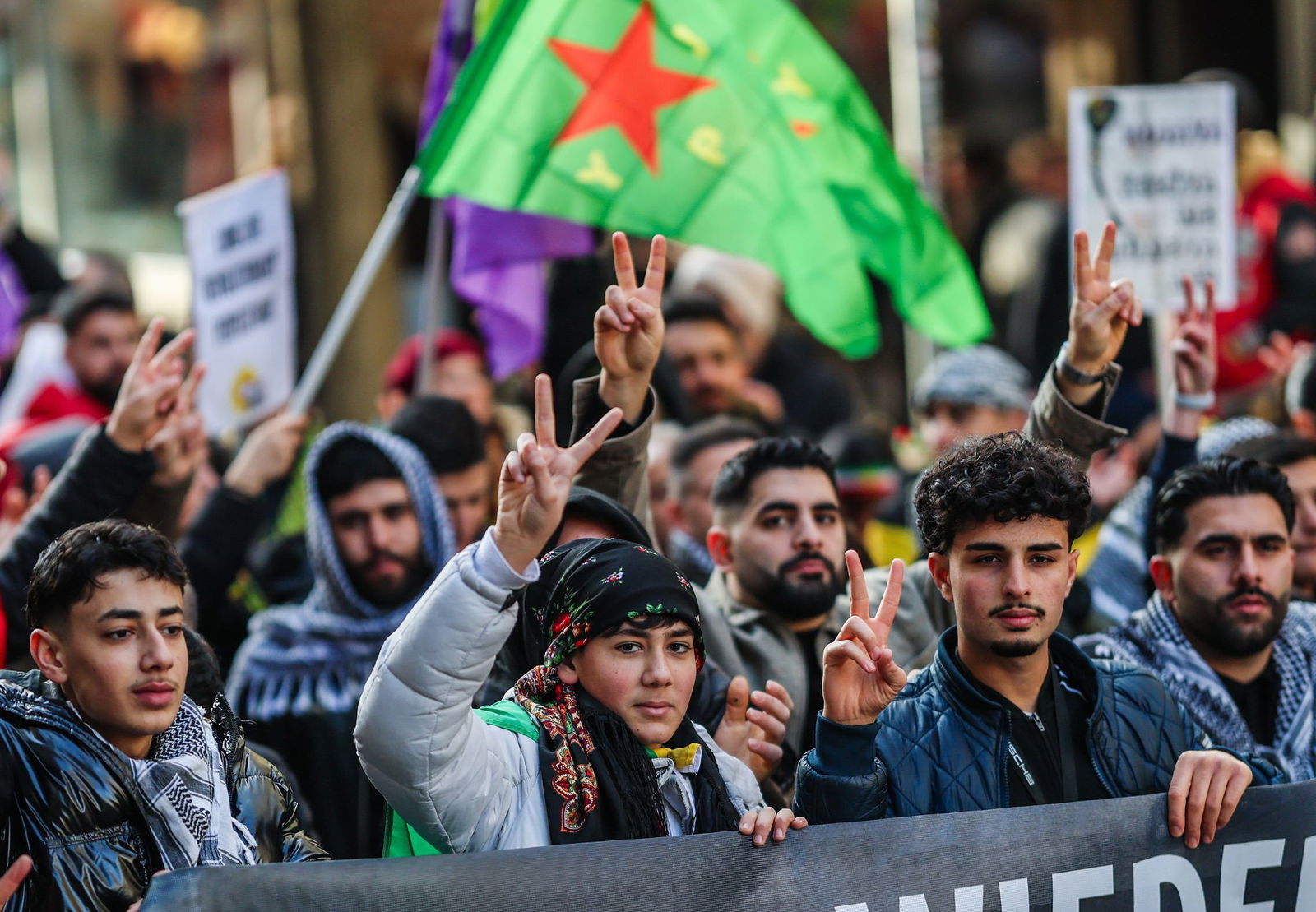 Die Polizei geht von rund 2.000 Teilnehmern aus.