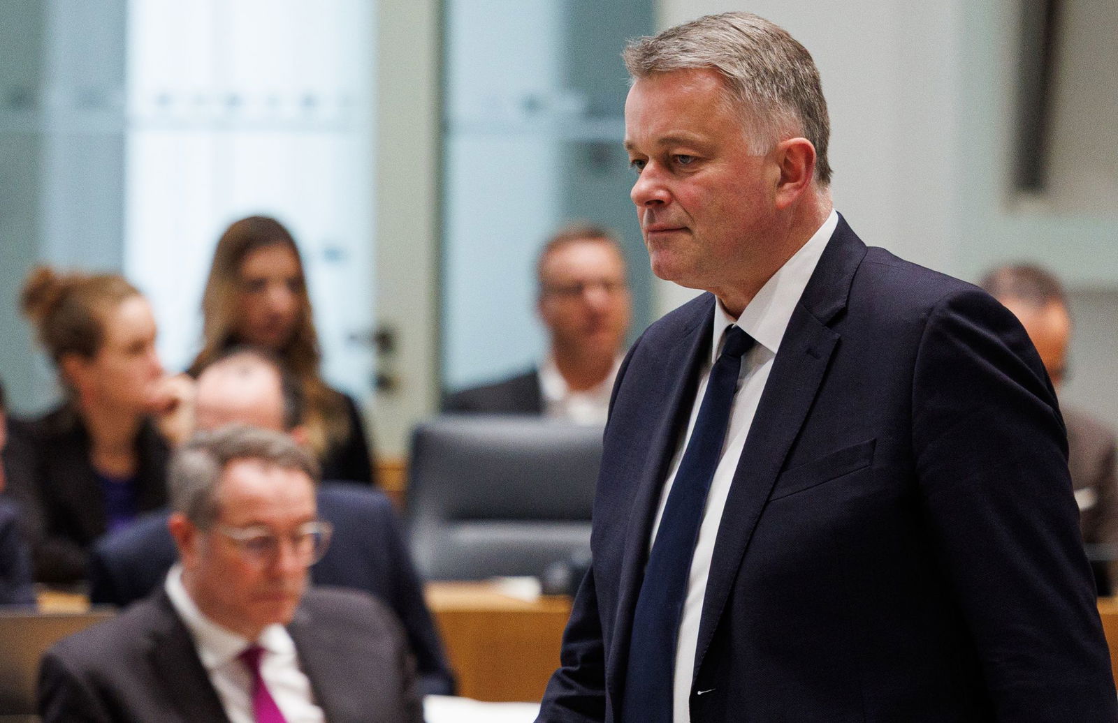 Ministerpräsident Alexander Schweitzer (l) und sein Herausforderer Gordon Schnieder (r) wollen beide in der Fastenzeit auf Süßes verzichten. 