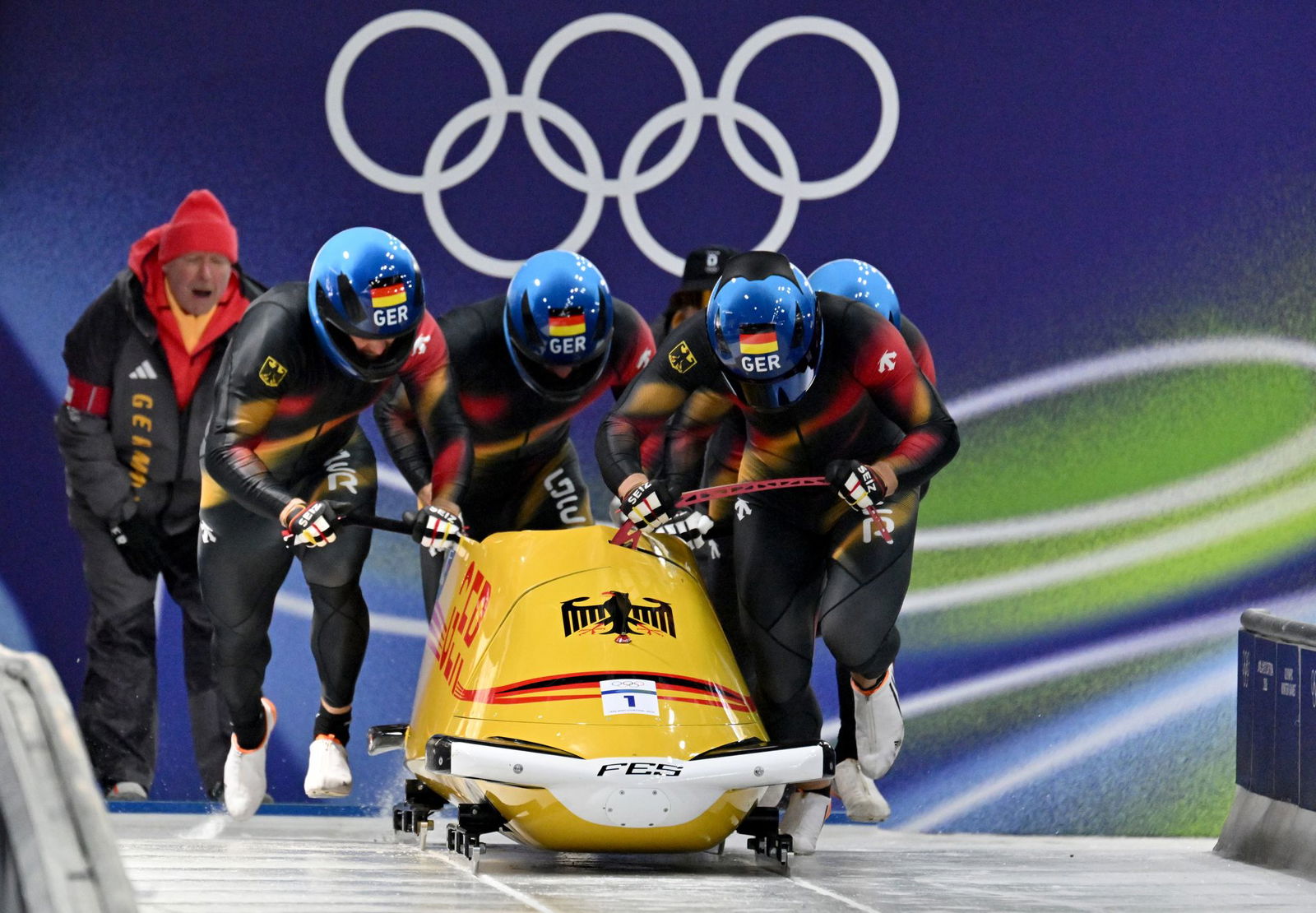 Johannes Lochner (Pilot), Thorsten Margis, Jörn Wenzel und Georg Fleischhauer (Deutschland) legten im ersten Lauf Start- und Bahnrekord hin. 