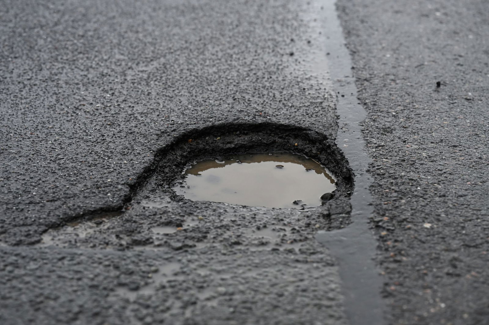 Schlaglöcher können für Autofahrer zum Risiko werden. (Symbolbild)