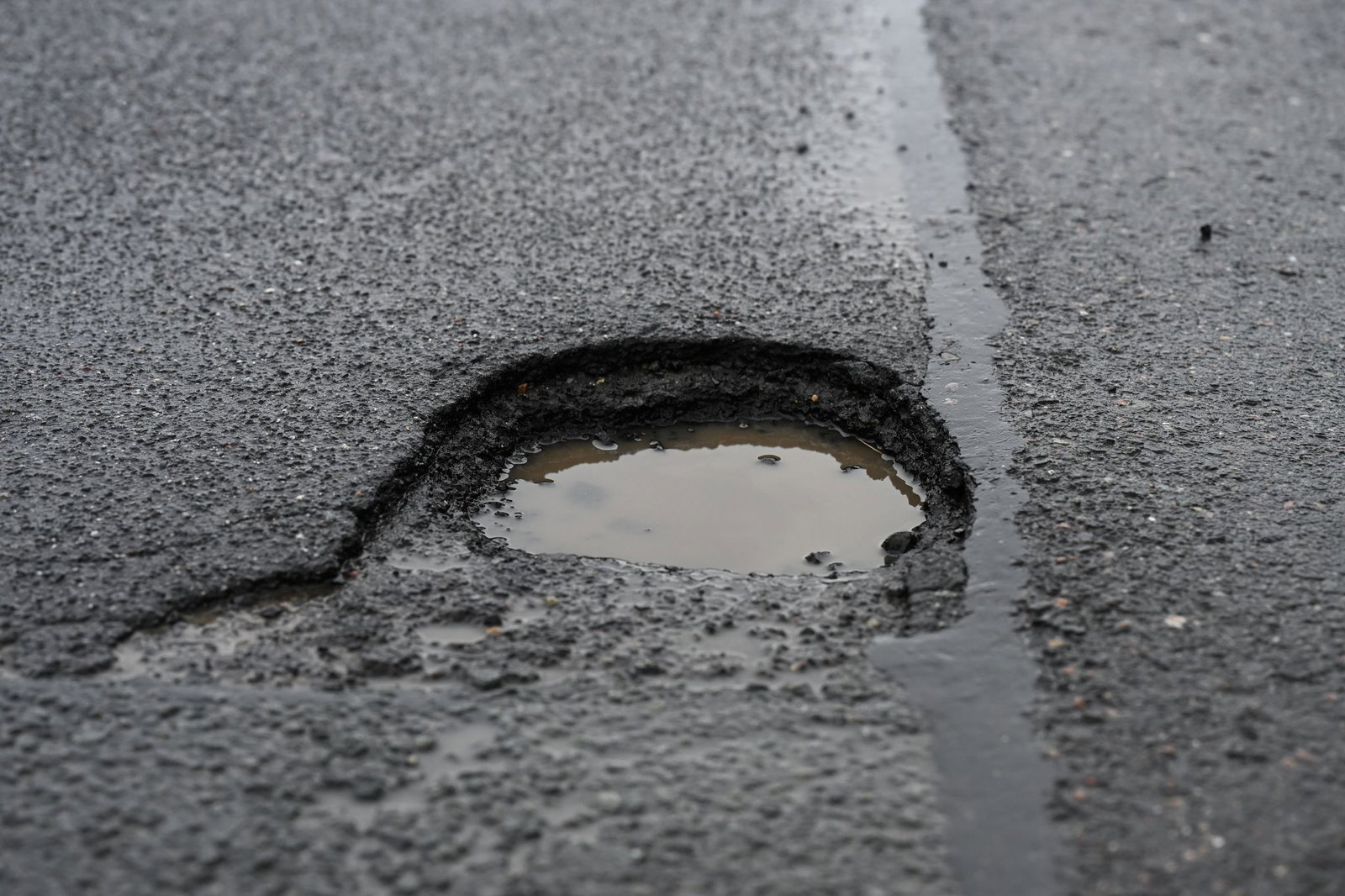 Schlaglöcher können für Autofahrer zum Risiko werden. (Symbolbild)