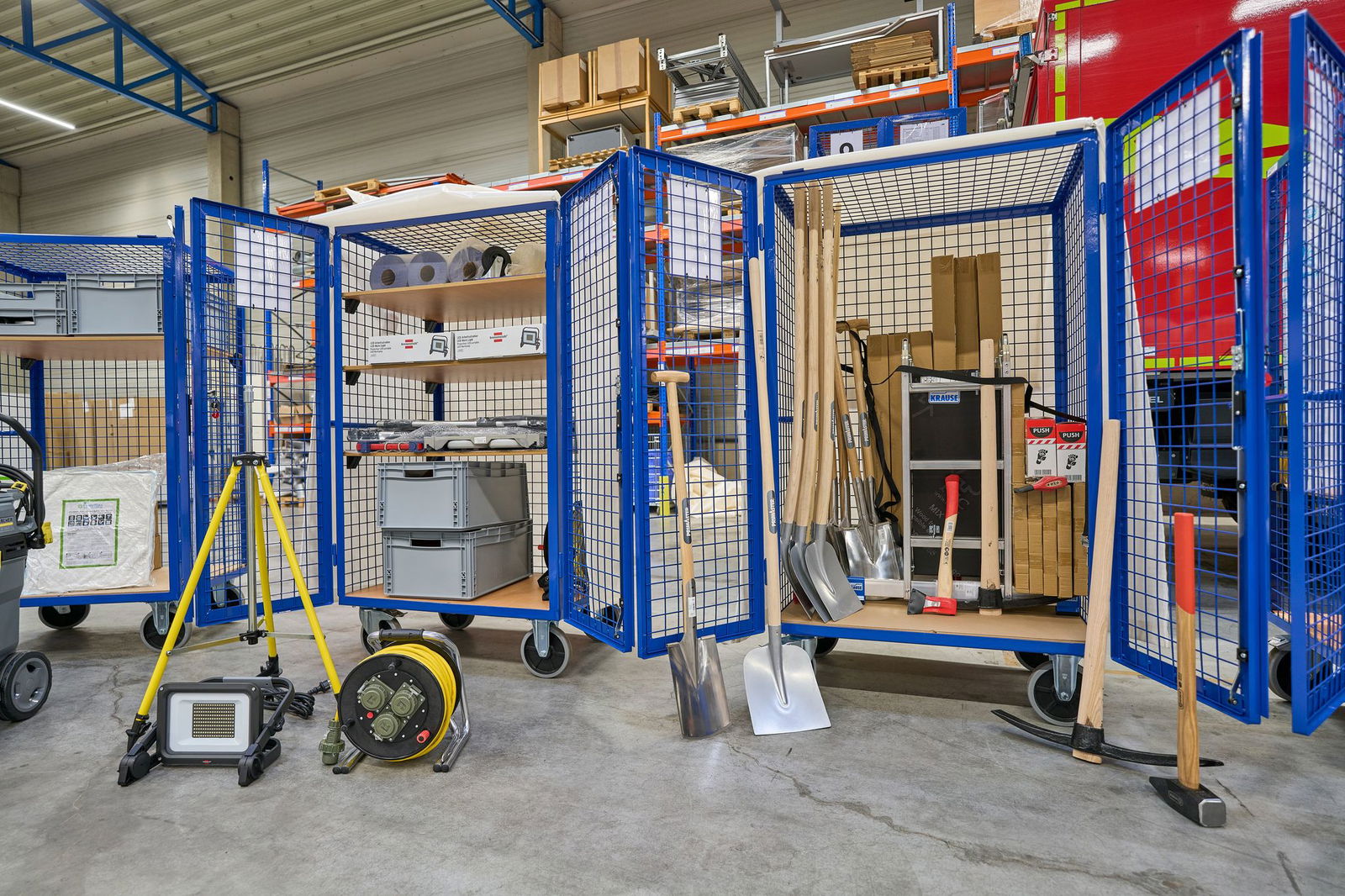 Spaten, Spizzhacke, LED-Strahler und vieles mehr: Ein Ausrüstungsset verteilt sich auf zehn Gitterwägen, mit denen es schnell in einem Lkw verstaut werden kann. 