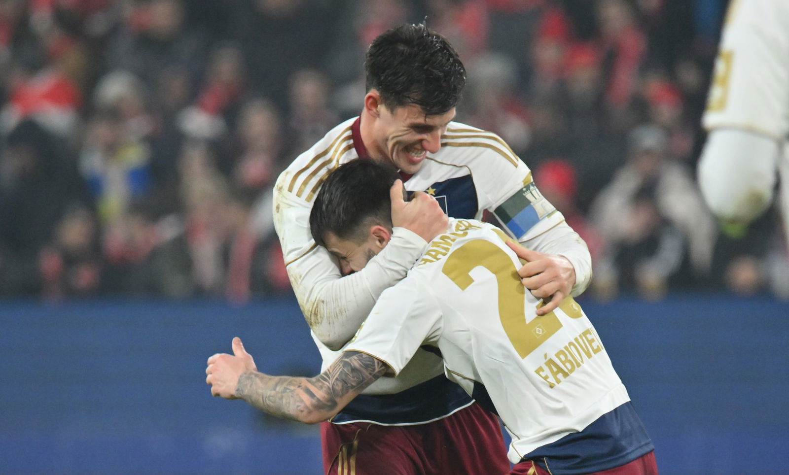 Erzielte mit einem Freistoß das 1:1 für den HSV: Fabio Vieira (vorn).