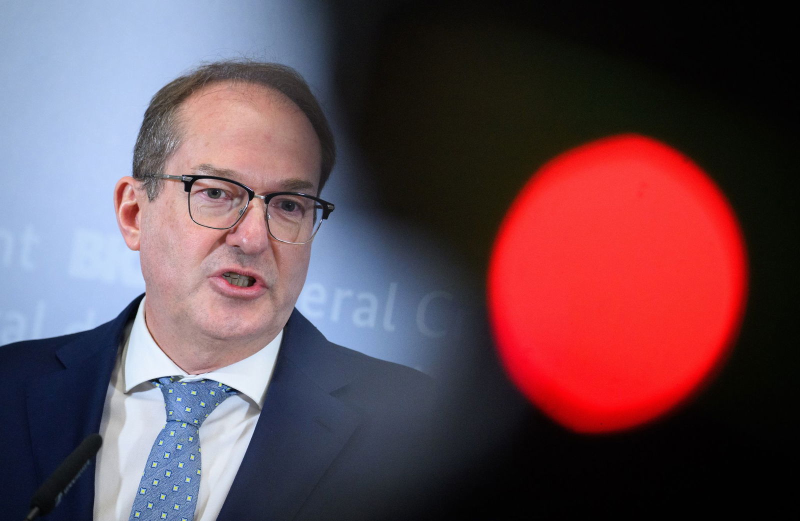 Seit seinem Amtsantritt im Mai 2025 legt Bundesinnenminister Alexander Dobrindt (CSU) den Fokus darauf, dass weniger Asylbewerber nach Deutschland kommen. Ukraine-Flüchtlinge müssen in den EU-Staaten keinen Asylantrag stellen, sondern werden direkt aufge…