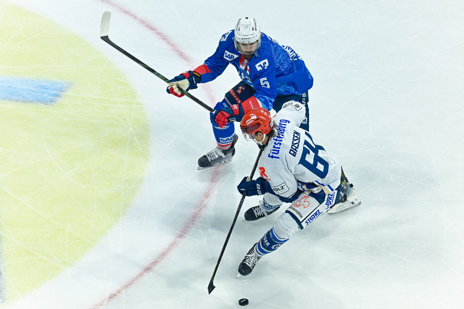 Schwenningens Stürmer Boaz Bassen (vorn) bleibt seinem Heimatclub treu.
