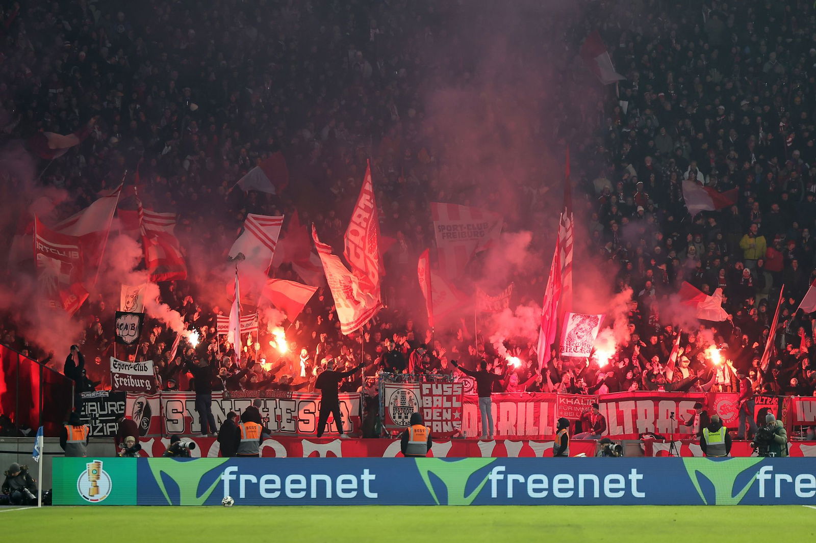 Freiburgs Fans zündeten viel Pyrotechnik.