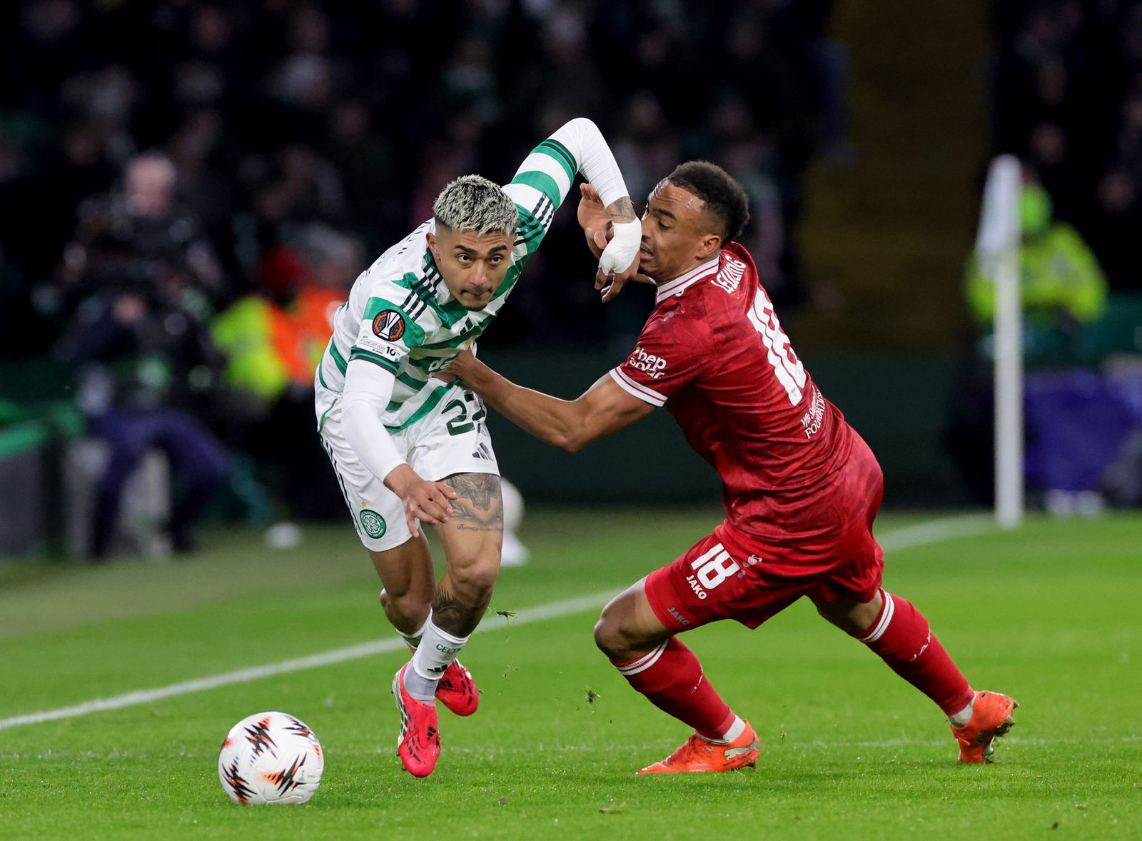 Julian Araujo (l) und Celtic gastieren am Donnerstag bei Jamie Leweling und dem VfB. (Archivbild)