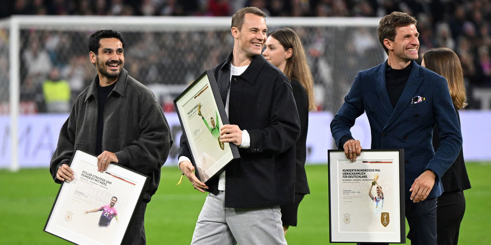 Manuel Neuer (m) verabschiedete sich schon aus dem DFB-Team. Gibt es eine überraschende Rückkehr? (Archivbild)