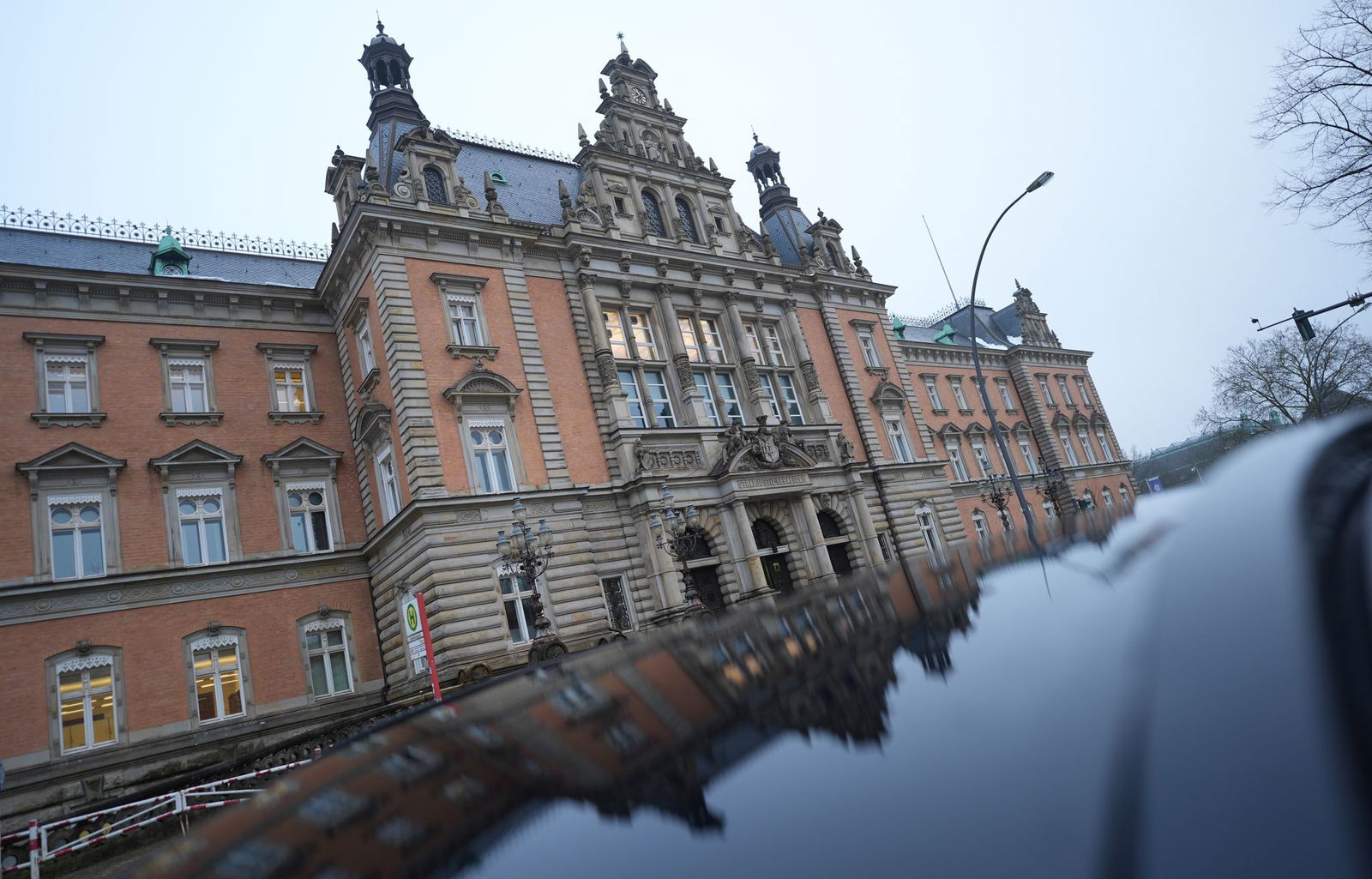 Der Prozess gegen die mutmaßlichen Mitglieder einer rechtsextremistischen Terrorzelle soll im Hamburger Strafjustizgebäude stattfinden. (Archivbild)