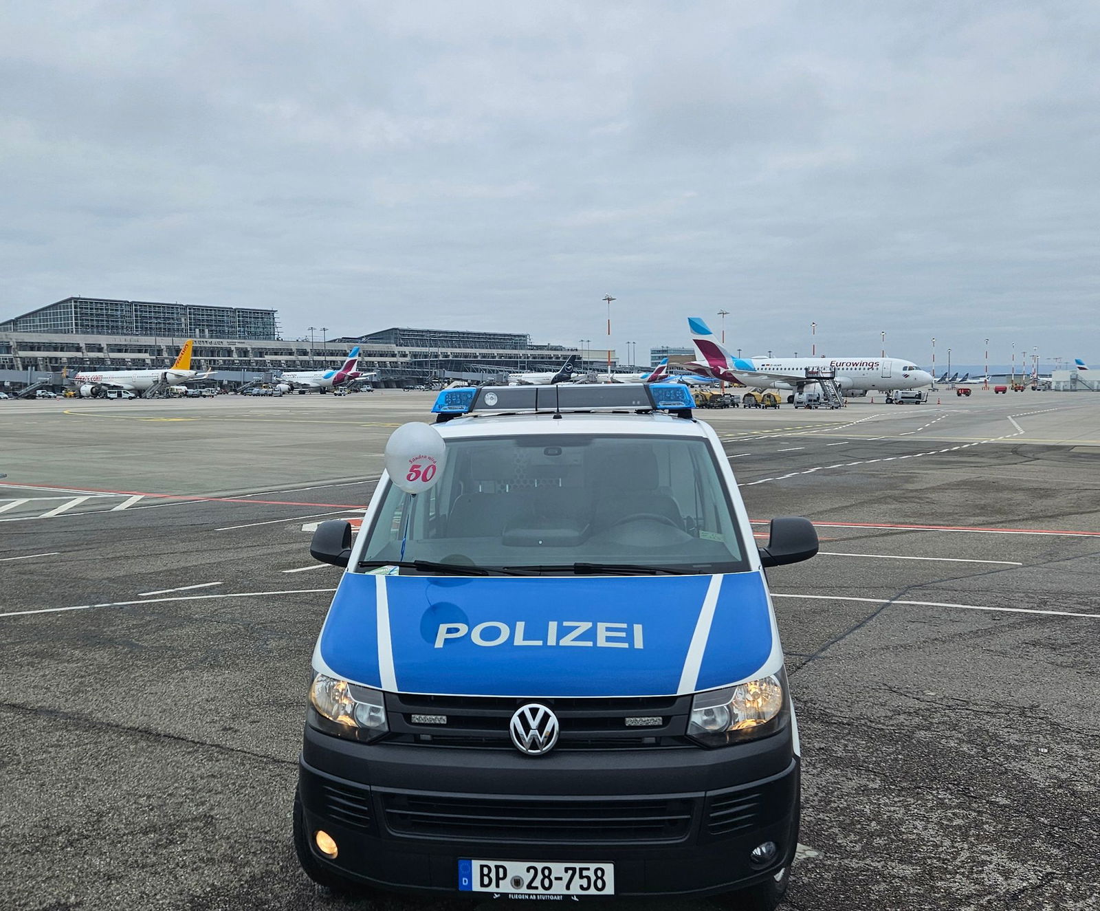 Die Bundespolizei hat einen Luftballon am Stuttgarter Flughafen abgefangen. 