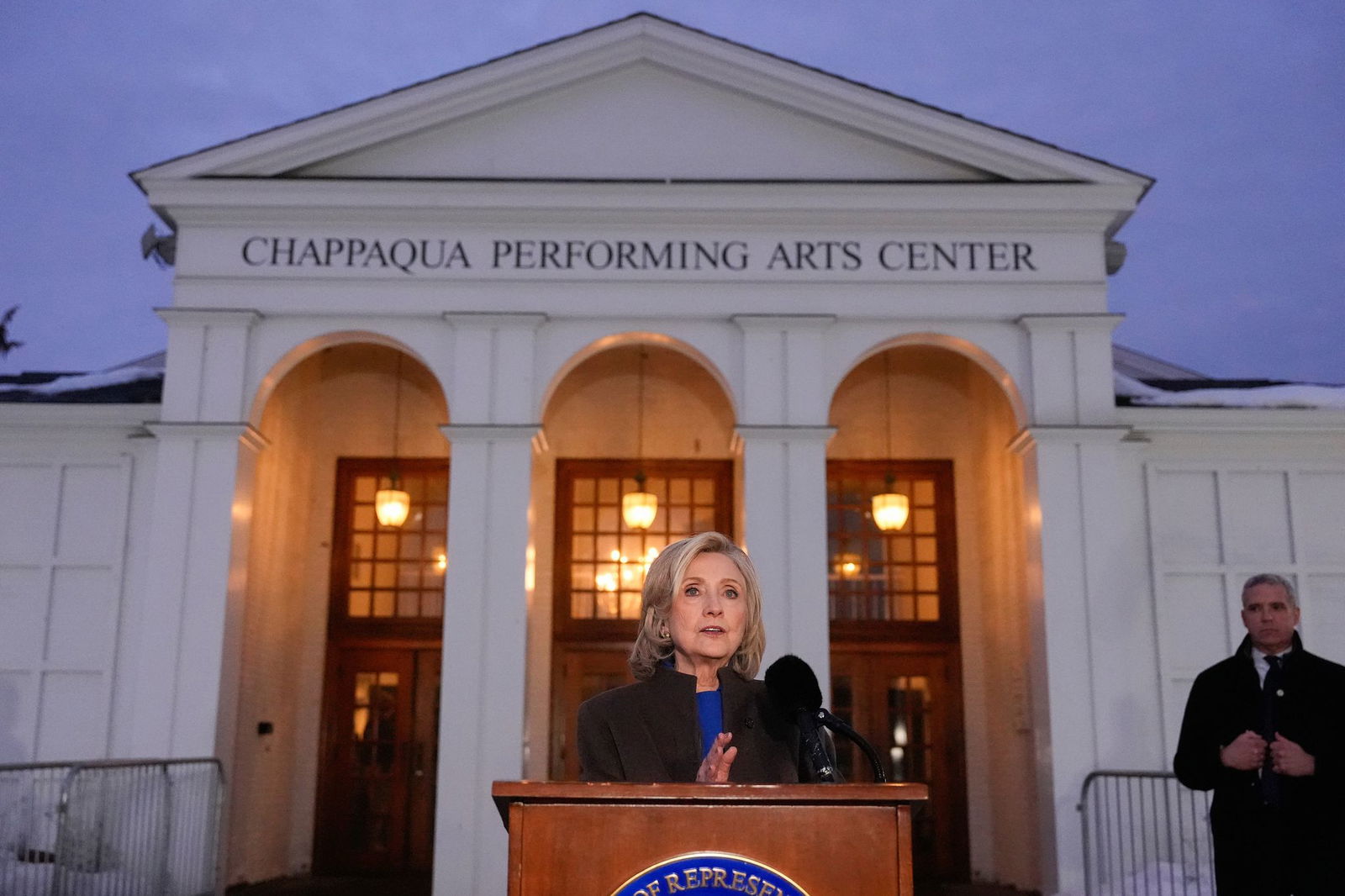 Hillary Clinton tritt nach ihrer Aussage vor einem Ausschuss des US-Kongresses im Zuge der Aufarbeitung des Epstein-Skandals vor die Presse.