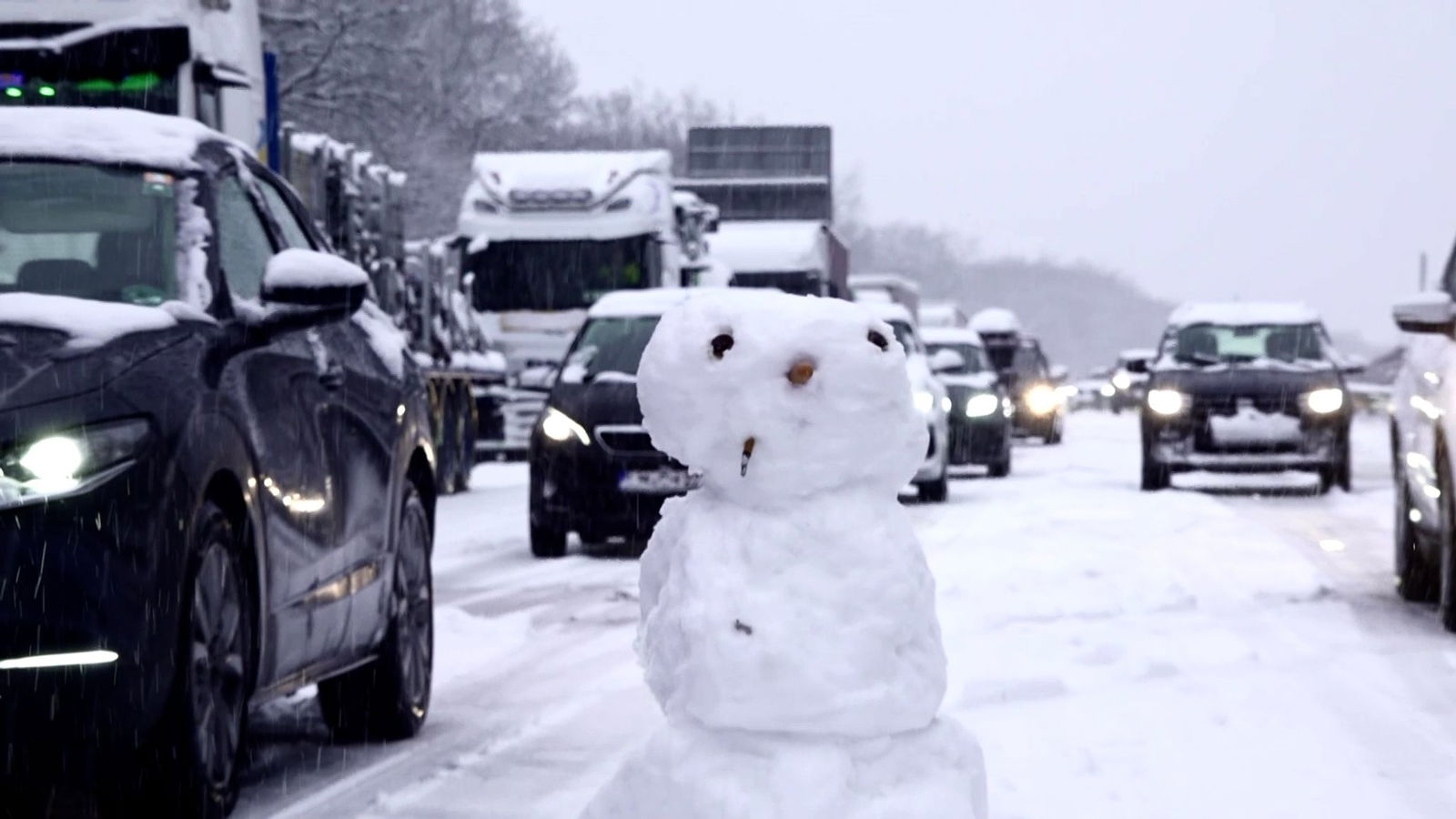 Autofahrer haben während der Wartezeit im Stau einen Schneemann auf der Autobahn 3 gebaut.