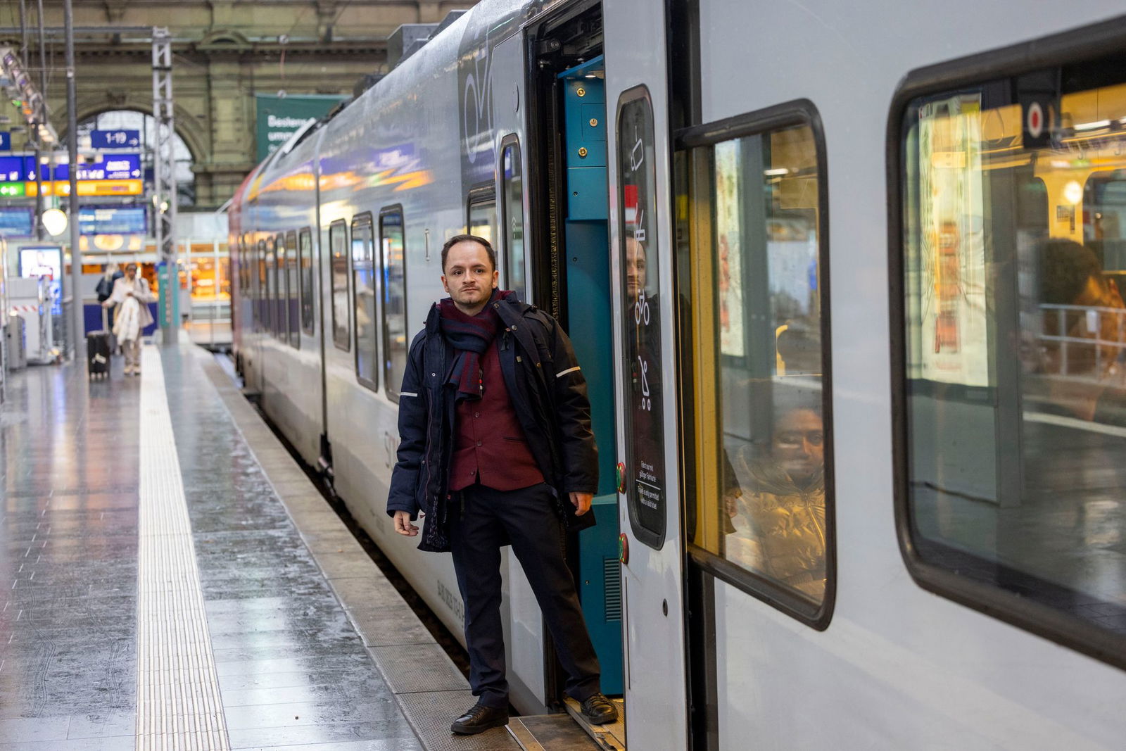 Er gibt Auskünfte und kontrolliert Tickets - und wird dafür manchmal angegangen.