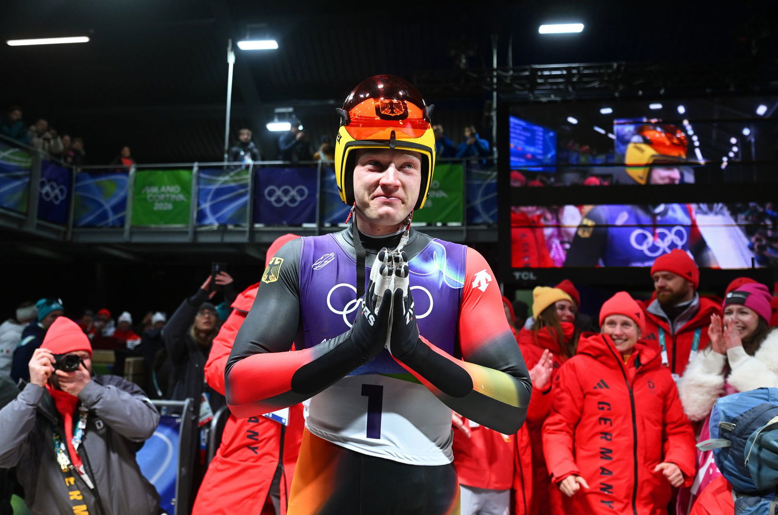 Nummer ist jetzt gespeichert, Ehrenwort: Rodel-Olympiasieger Max Langenhan drückte am Telefon aus Versehen Kanzler Friedrich Merz weg.