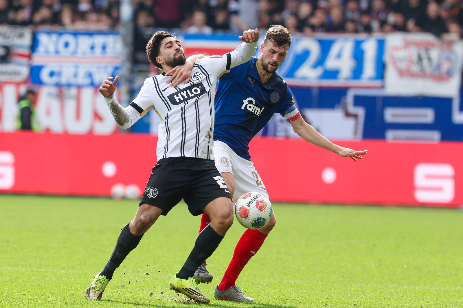 Elversbergs Immanuel Pherai (l) und Kiels Jonas Meffert im Zweikampf.