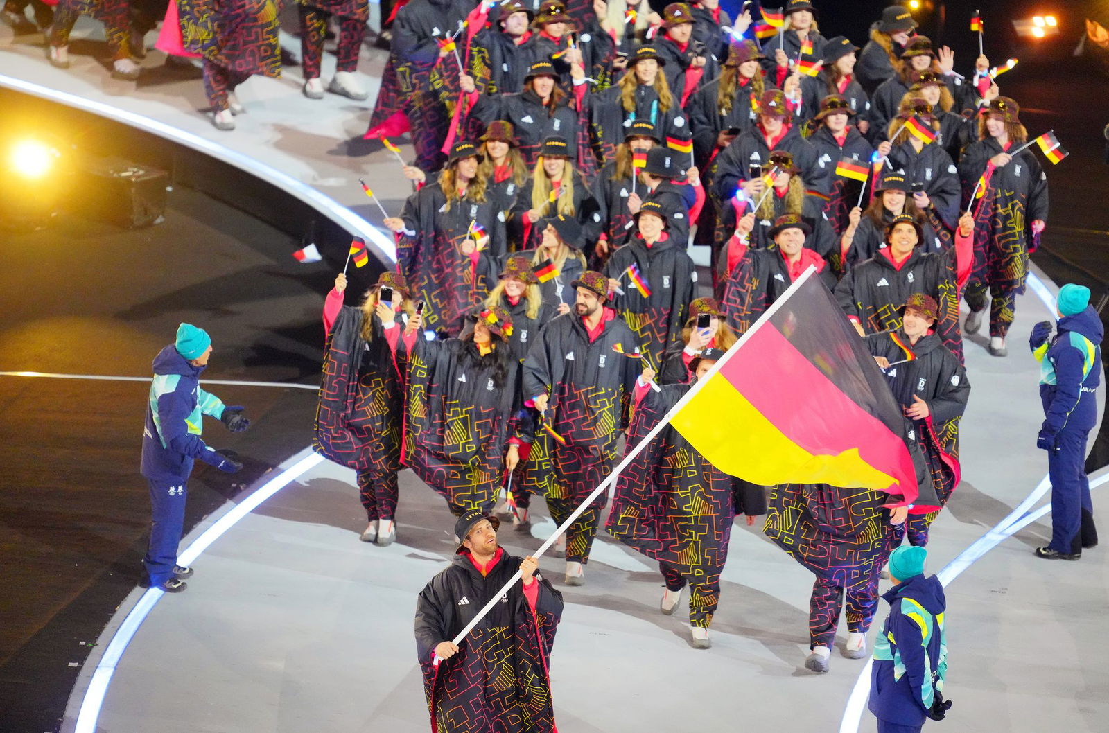 Angeführt von Leon Draisaitl lief ein Teil des deutschen Teams ins Mailänder Stadion ein.