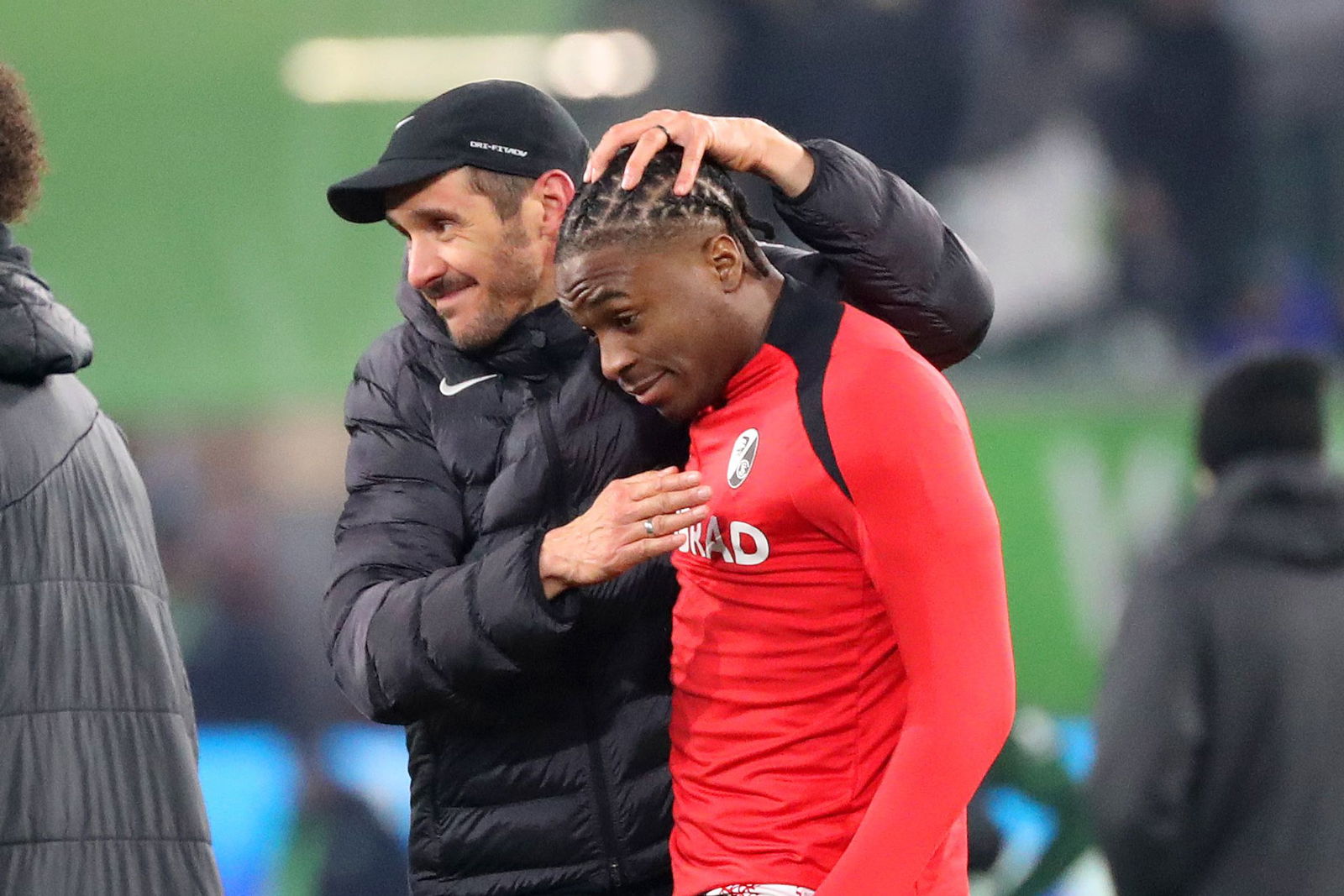 Angesichts der Ausfälle ist es denkbar, dass Julian Schuster (l) in der Startelf wieder auf Bruno Ogbus (r) setzt.