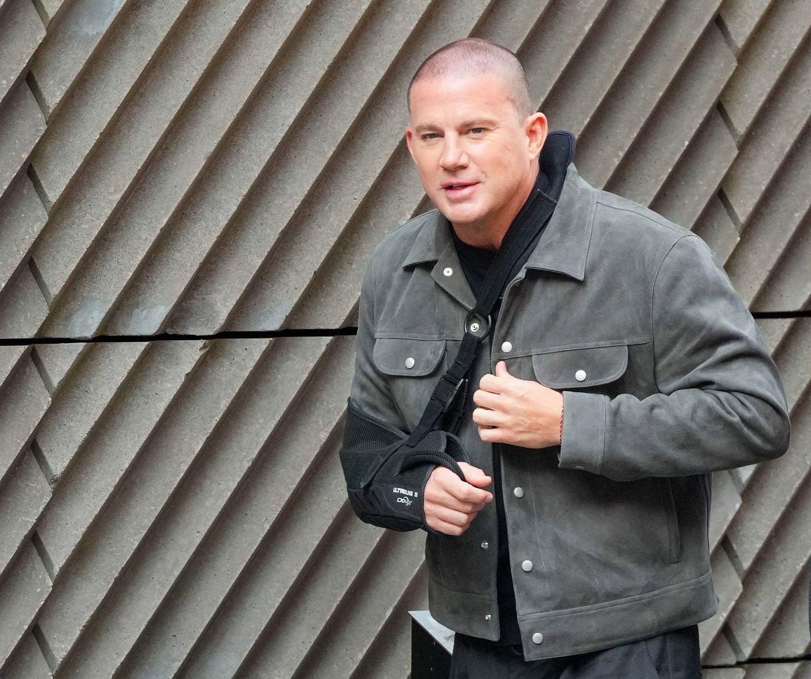 Zur Berlinale erschien er mit einer Armschlinge.