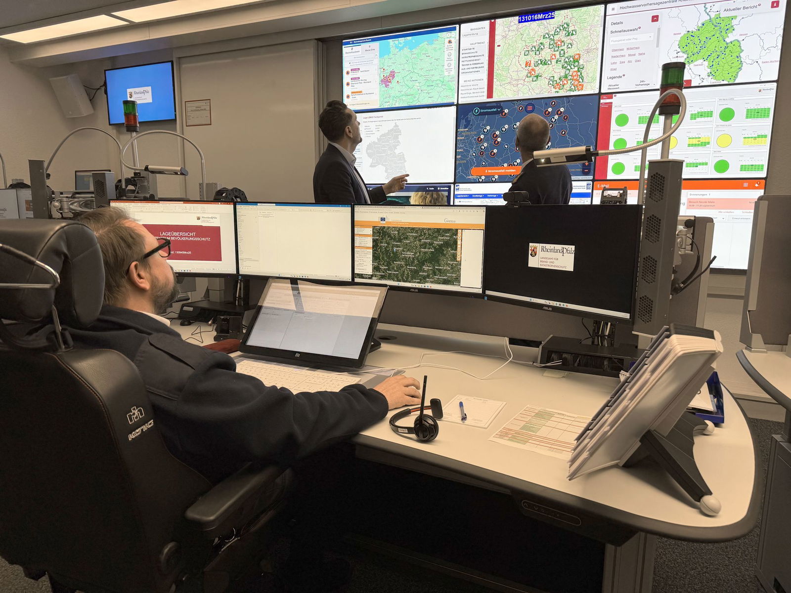 Die Spinne im Netz - im neuen Landesamt für Brand- und Katastrophenschutz in Koblenz sollen die Fäden bei Lagen zusammenlaufen. (Archivbild)