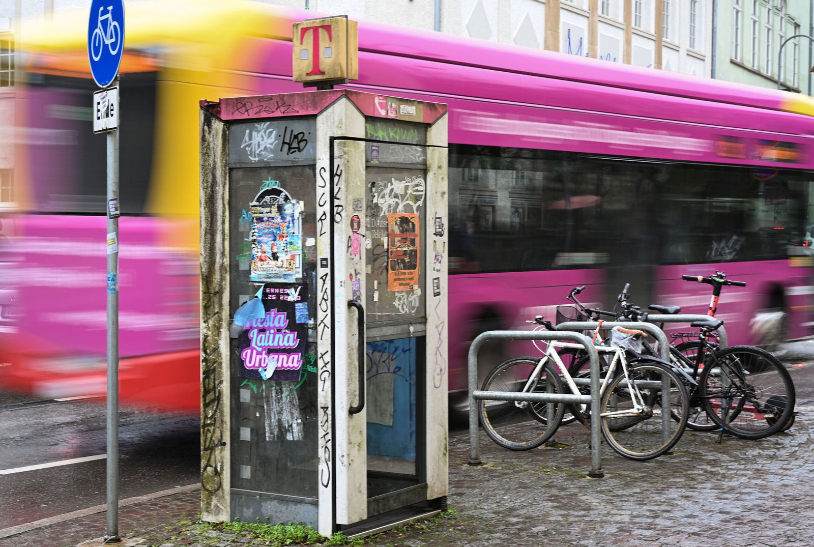 Kein Aushängeschild mehr für den Weltkonzern Deutsche Telekom: ein schrottreifes Telefonhäuschen in Tübingen.
