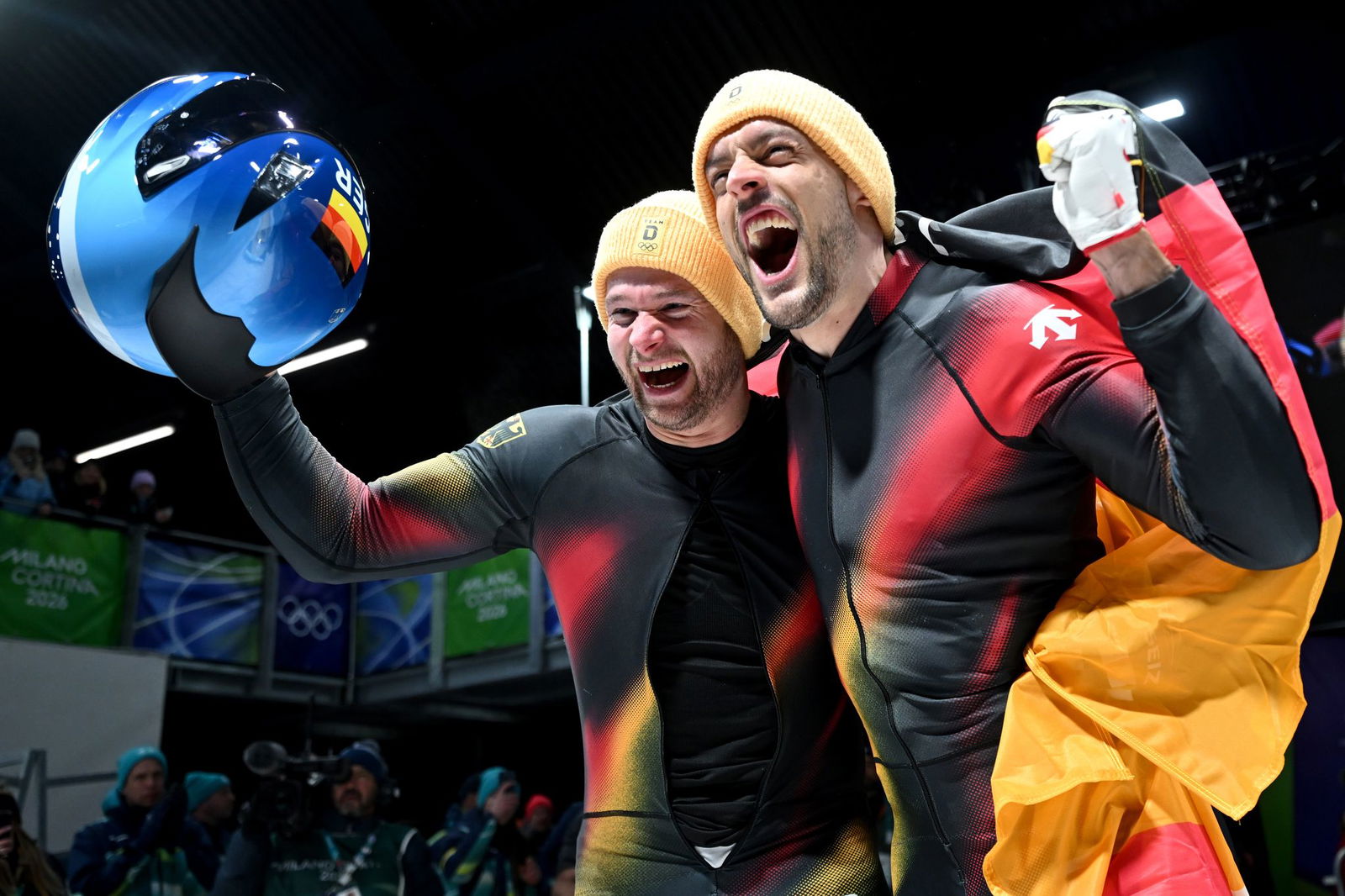 Johannes Lochner (Pilot, l) und Georg Fleischhauer (Deutschland) gewinnen im Zweierbob ihr erstes Olympia-Gold.