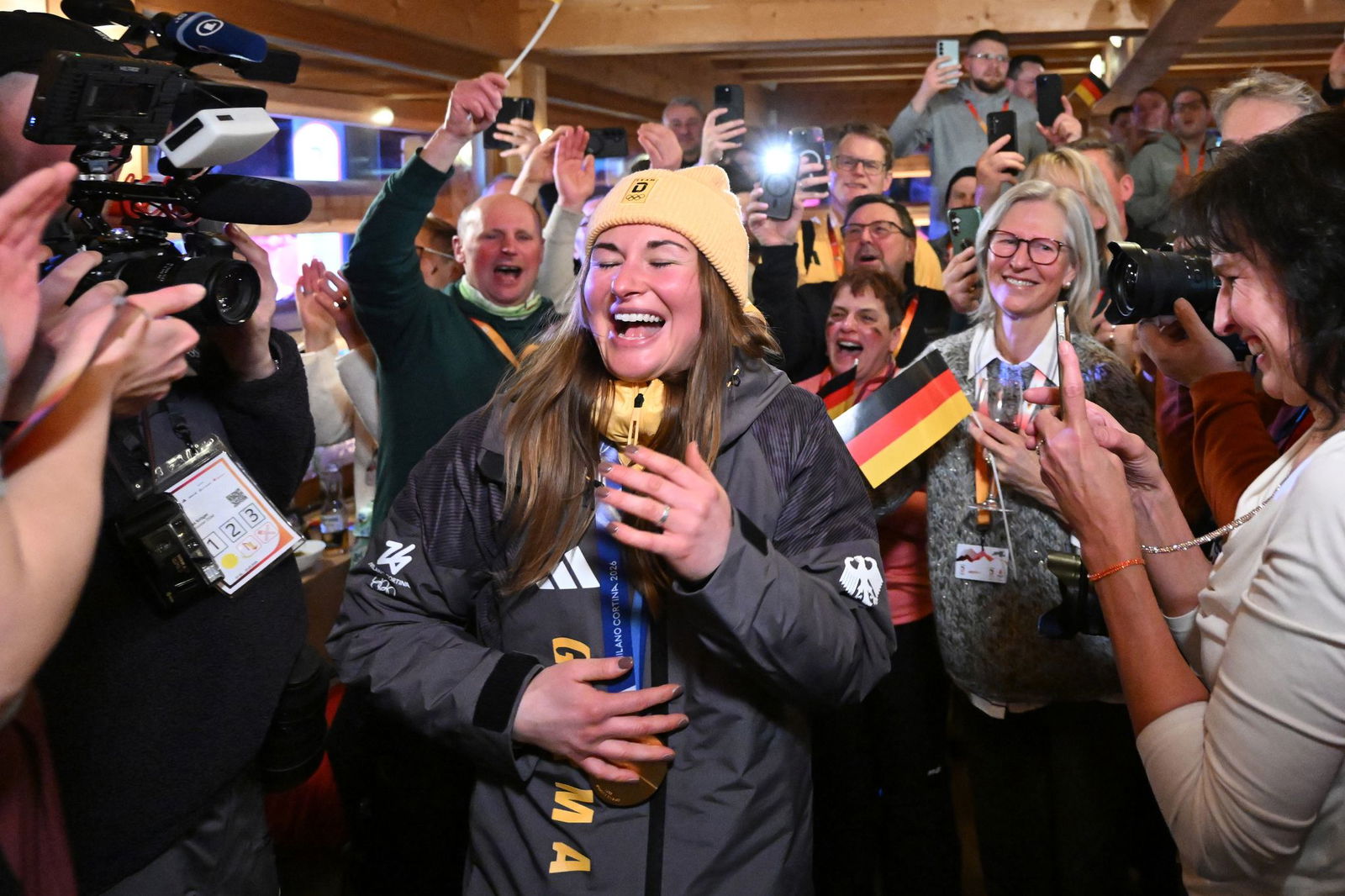 Die Olympiasiegerin wurde im Deutschen Haus euphorisch empfangen.