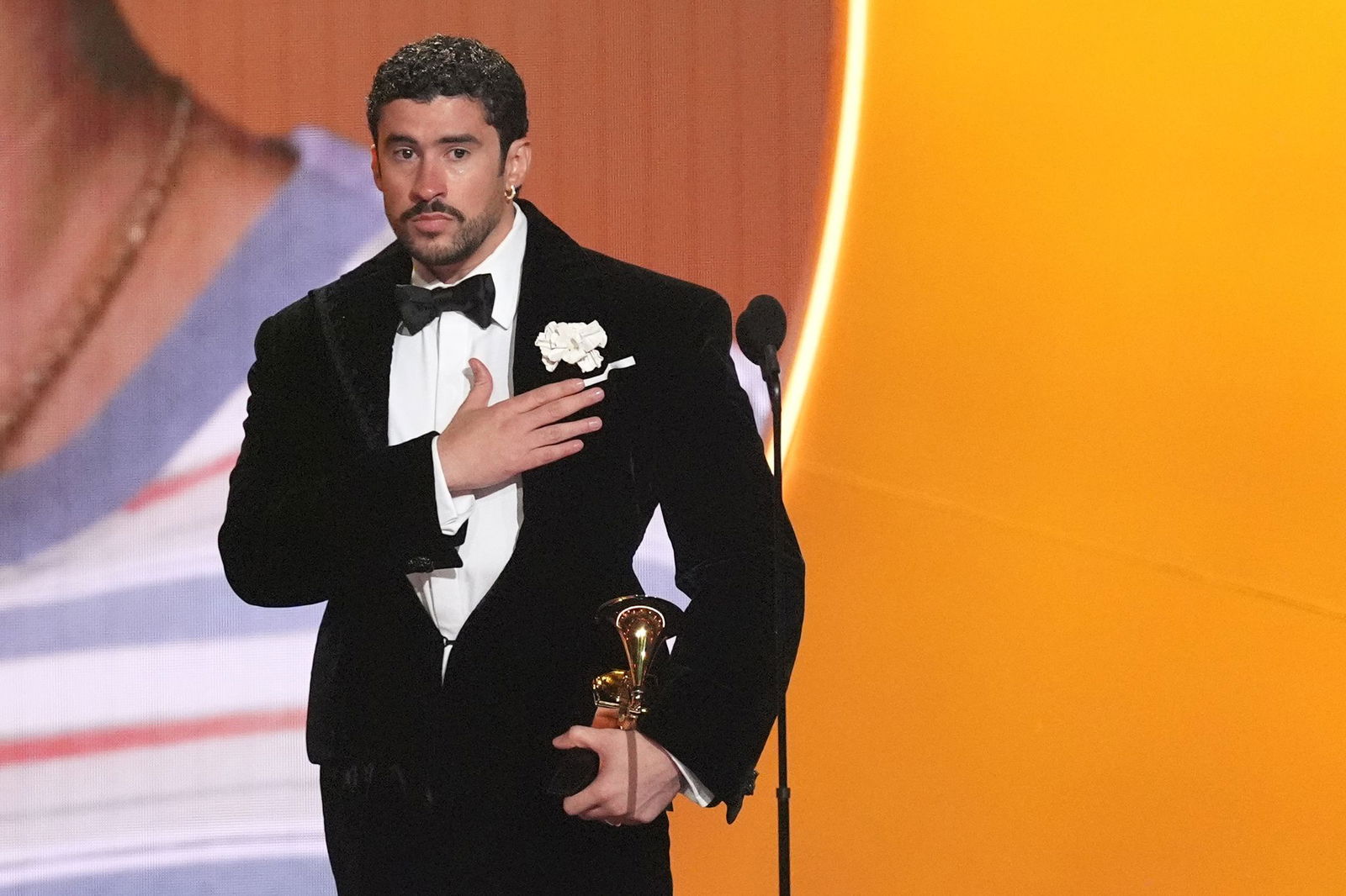 Bad Bunny nimmt den Preis für das Album des Jahres für «DeBÍ TiRAR MáS FOToS» bei den Grammy Awards entgegen ‒ und zeigt dabei, wo seine Heimat Puerto Rico liegt. (Archivbild)