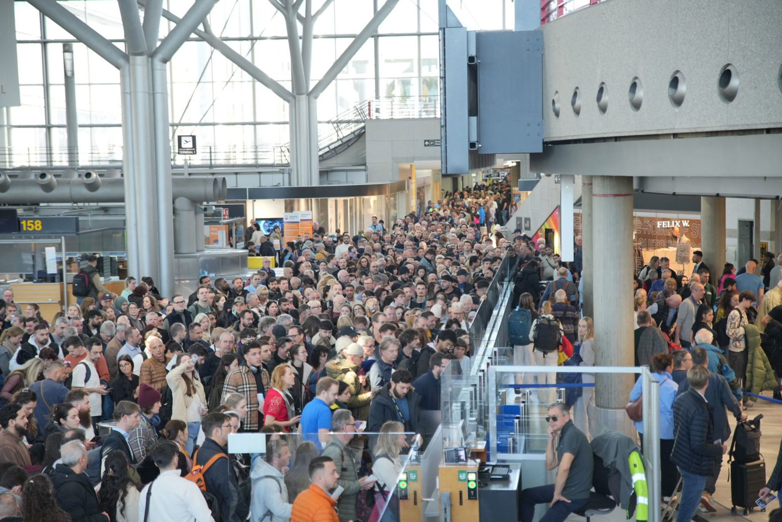 Vor den Sicherheitskontrollen warteten Hunderte Menschen