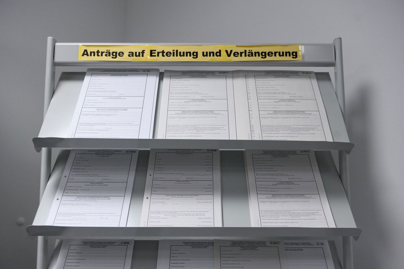 Aus einer Anfrage der Linksfraktion an die Bundesregierung gehen Zahlen zum Entzug des Aufenthaltrechts von Ausländern hervor. (Symbolbild)