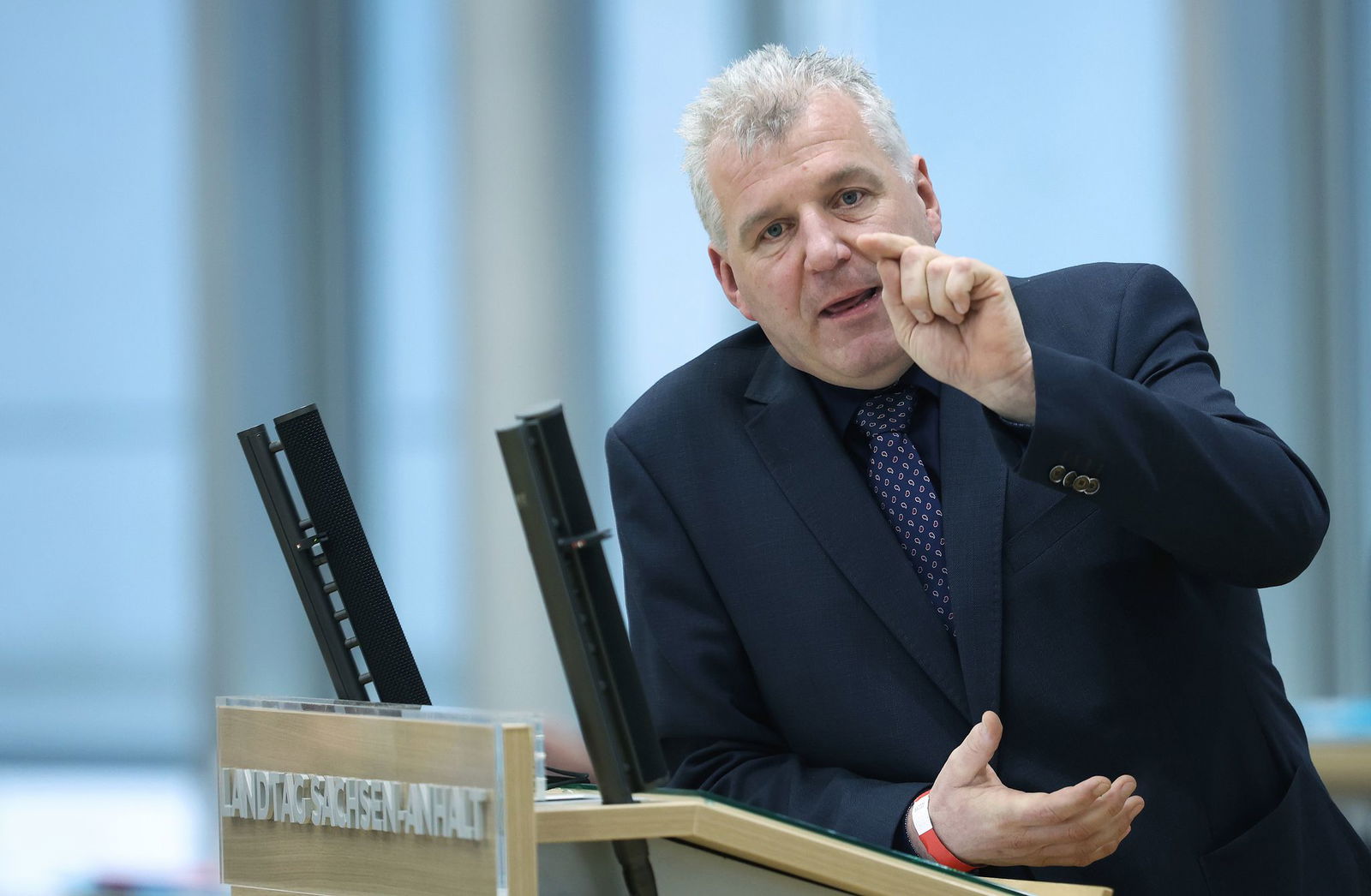 In der Diskussion um Interessenkonflikte bei Anstellungen in der Politik gerät auch der Fraktionschef der CDU in Sachsen-Anhalt, Guido Heuer, in den Fokus. (Archivbild)