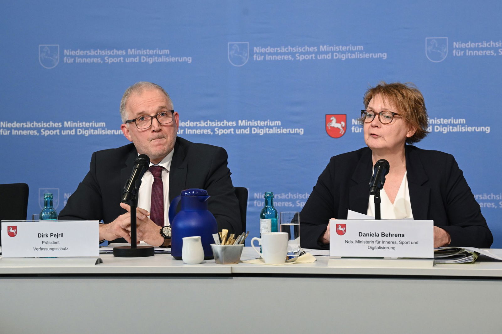 Verfassungsschutzpräsident Pejril (l.) und Innenministerin Behrens informieren über die neue Einstufung der AfD Niedersachsen.