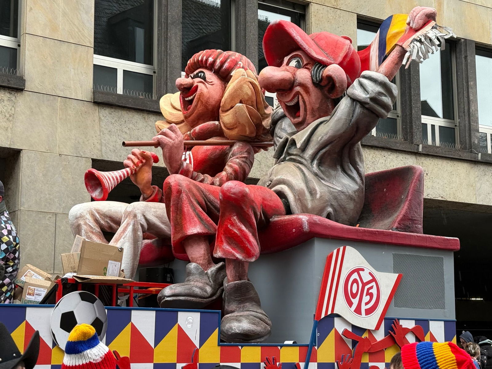Mainz 05 ist beim Rosenmontagsumzug dabei. 