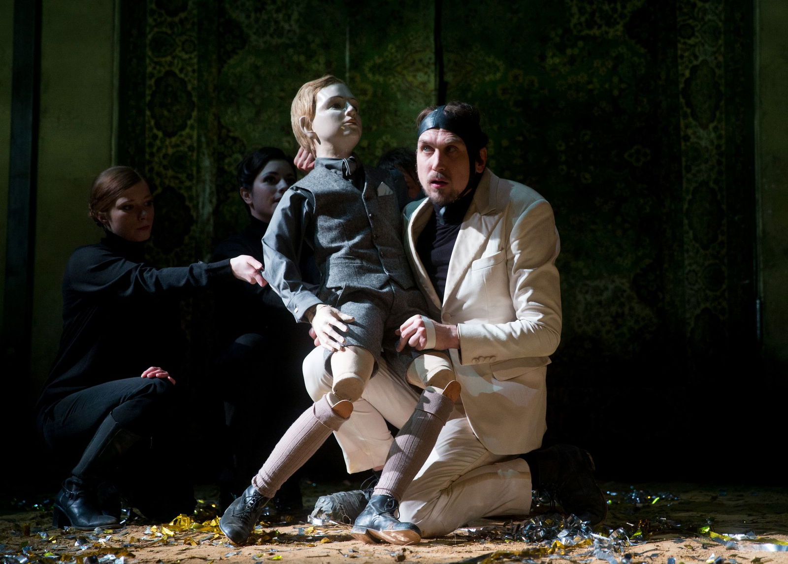 Bei einer Aufführung von «Richard III.» an der Schaubühne Berlin rutscht dem Schauspieler Lars Eidinger ein Degen aus der Hand, eine Zuschauerin wird leicht verletzt. (Archivbild)