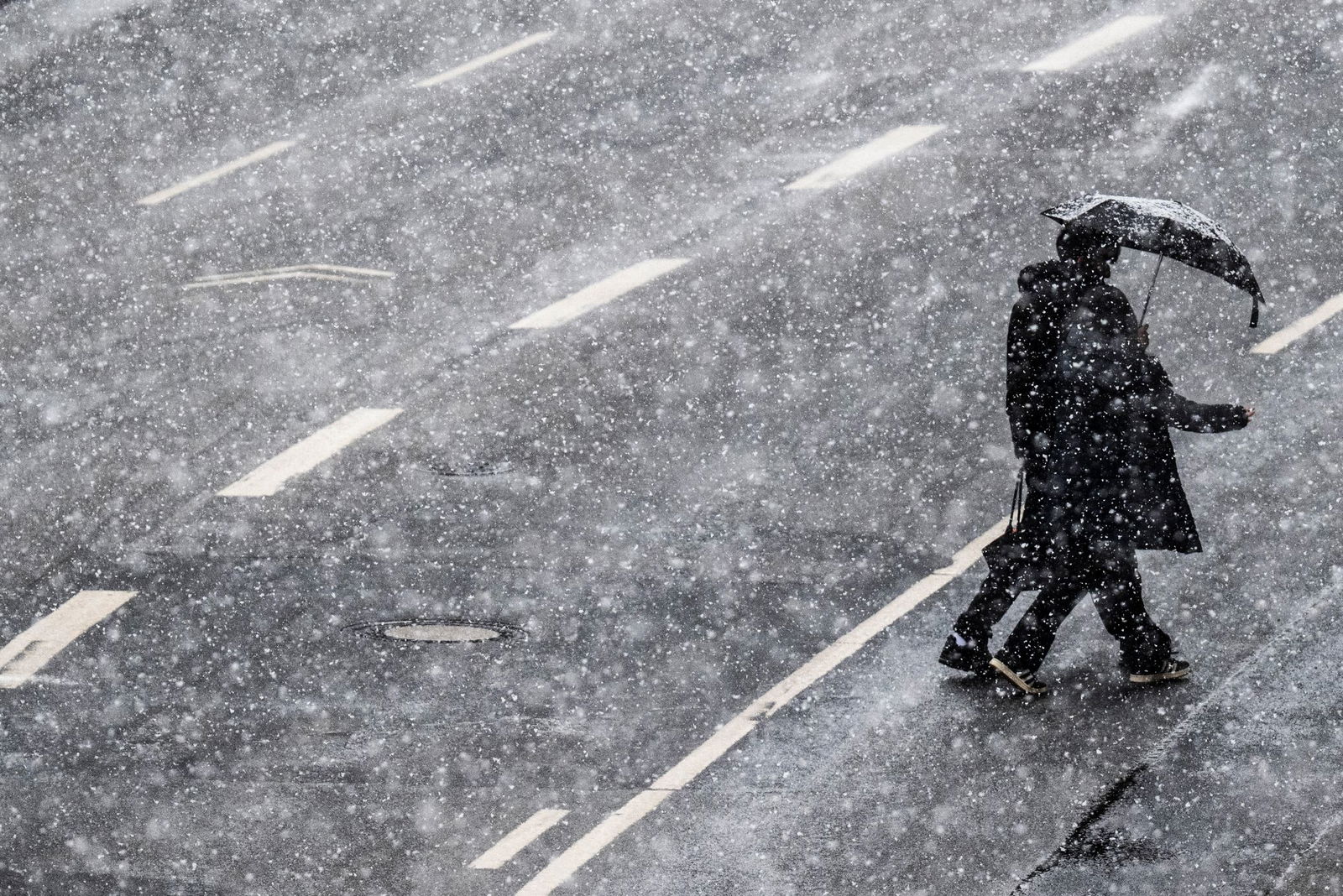 Auch in Frankfurt schneit es kräftig.