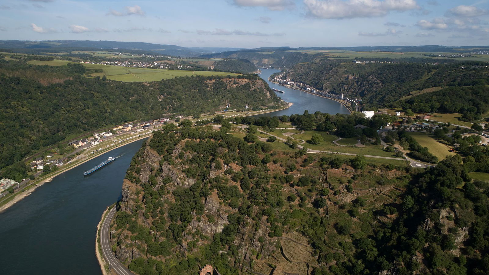 Blick auf den Loreleyfelsen im Mittelrheintal: In dem Welterbegebiet eröffnen bald zehn neue Wanderrouten. (Archivbild)